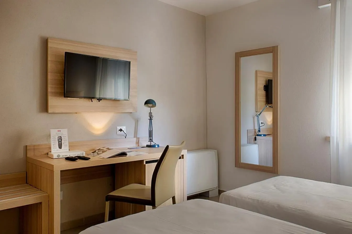 Bedroom, Bed in American Hotel