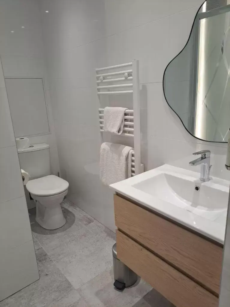 Shower, Bathroom in Best Western Plus Hôtel la Rade