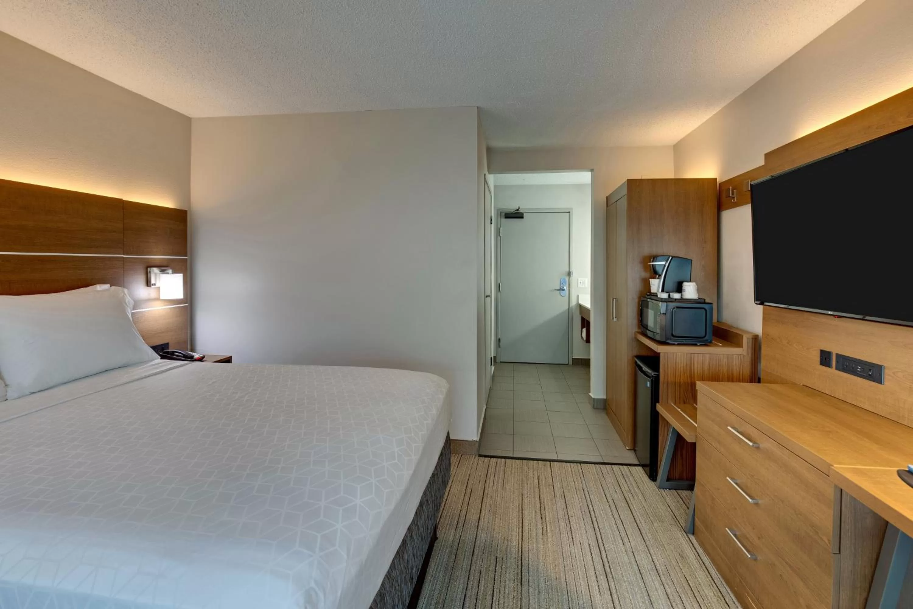 Photo of the whole room, Bed in Holiday Inn Express Nashville W-I40 by IHG