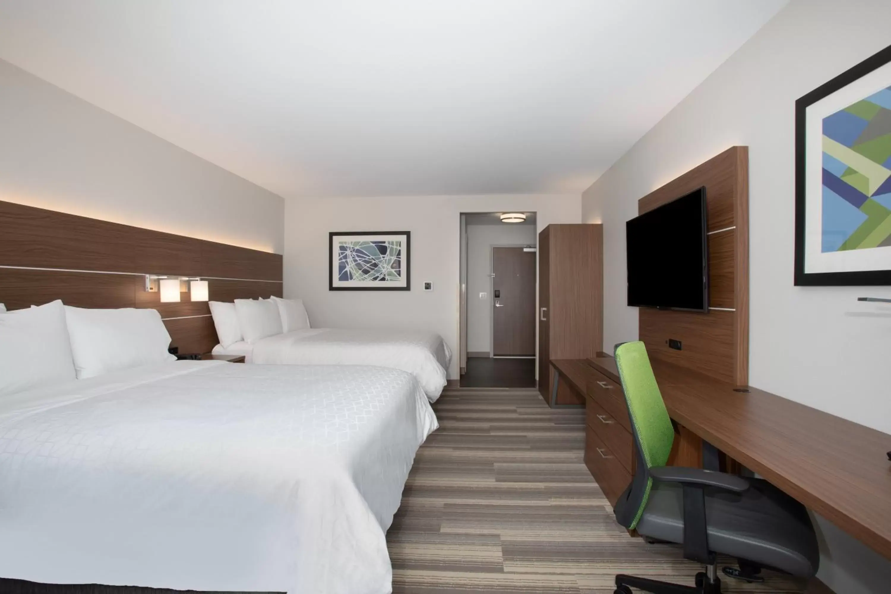 Photo of the whole room, Bed in Holiday Inn Express & Suites Sioux City North - Event Center, an IHG Hotel