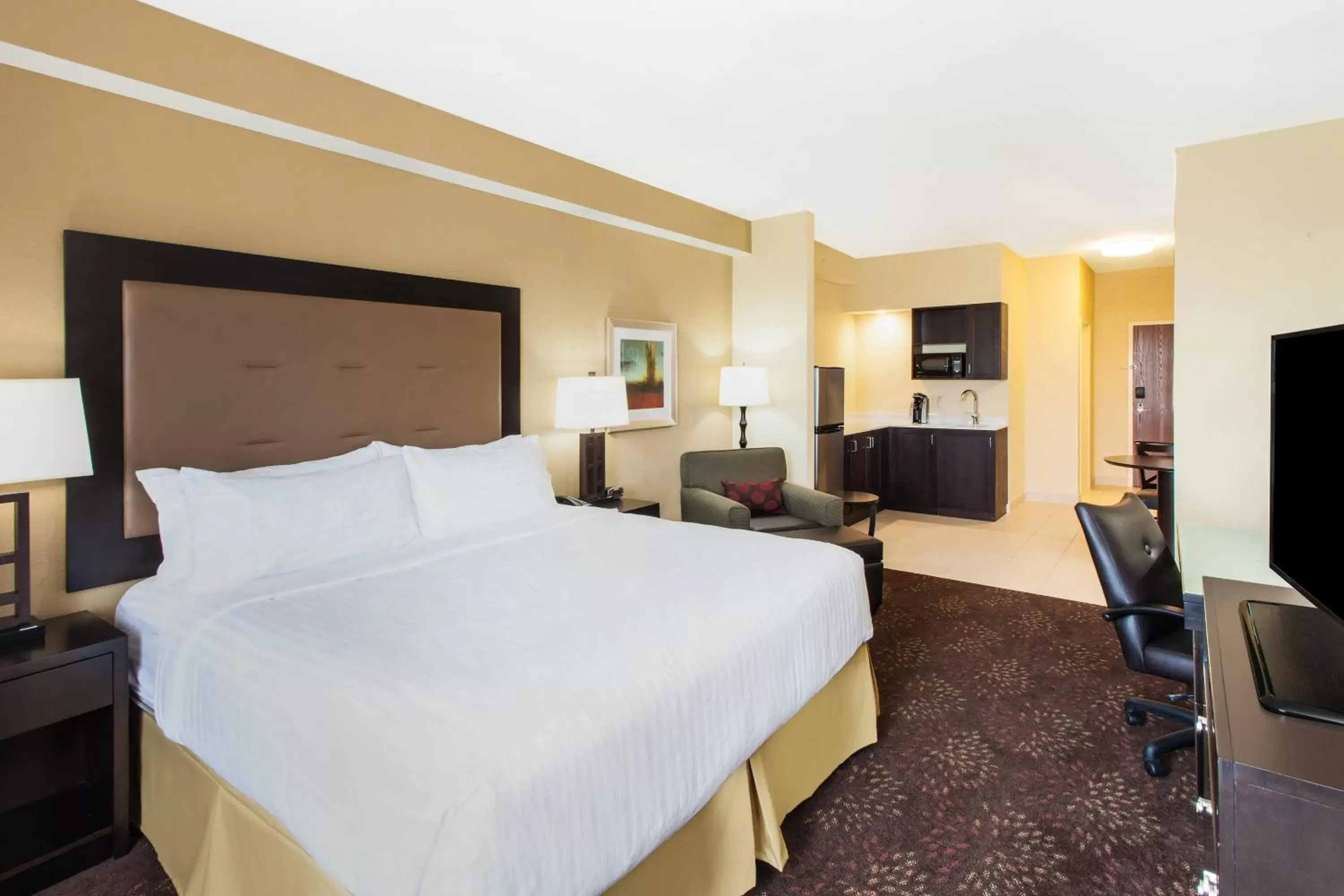 Photo of the whole room, Bed in Holiday Inn Express & Suites Sandusky, an IHG Hotel