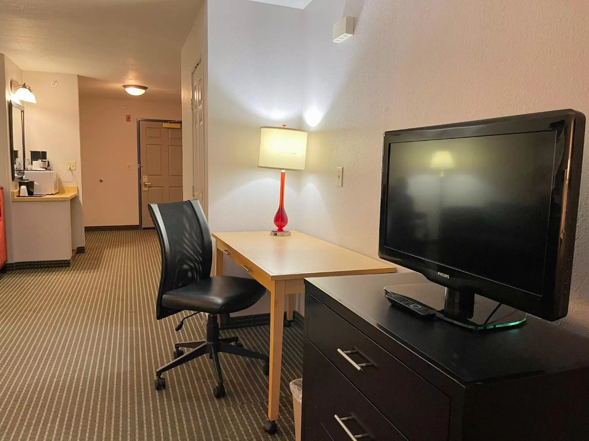 Seating area, TV/Entertainment Center in Zion Inn & Suites