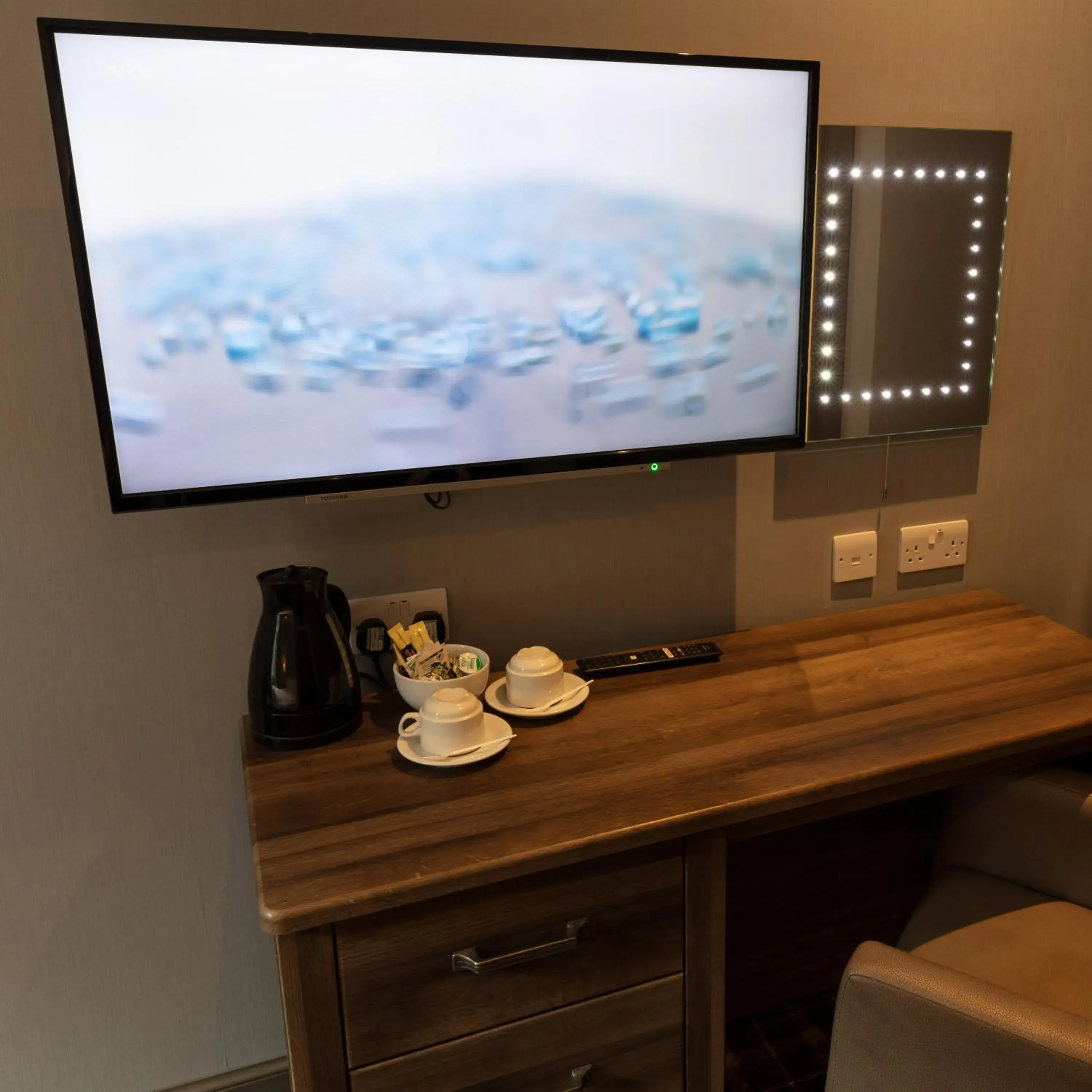 Bedroom, TV/Entertainment Center in Devoncove Hotel Glasgow