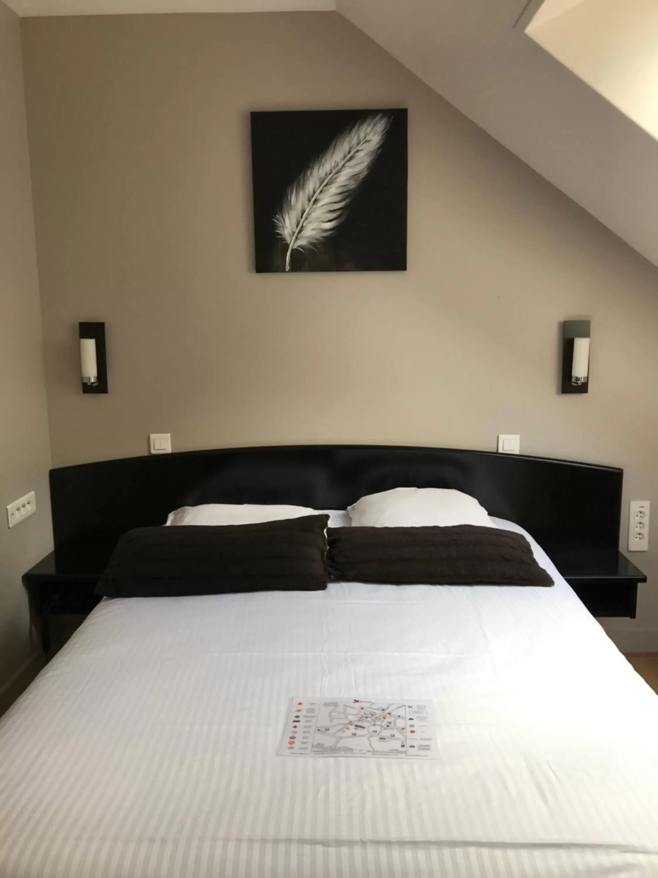 Bedroom, Bed in Hôtel Le Bayeux