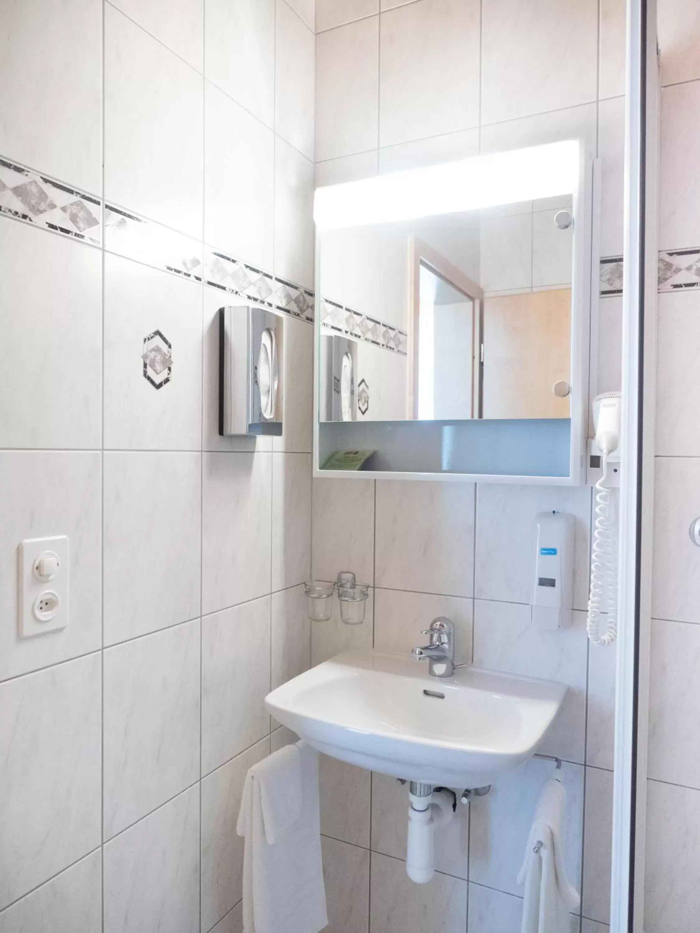 Shower, Bathroom in Hotel Olympica