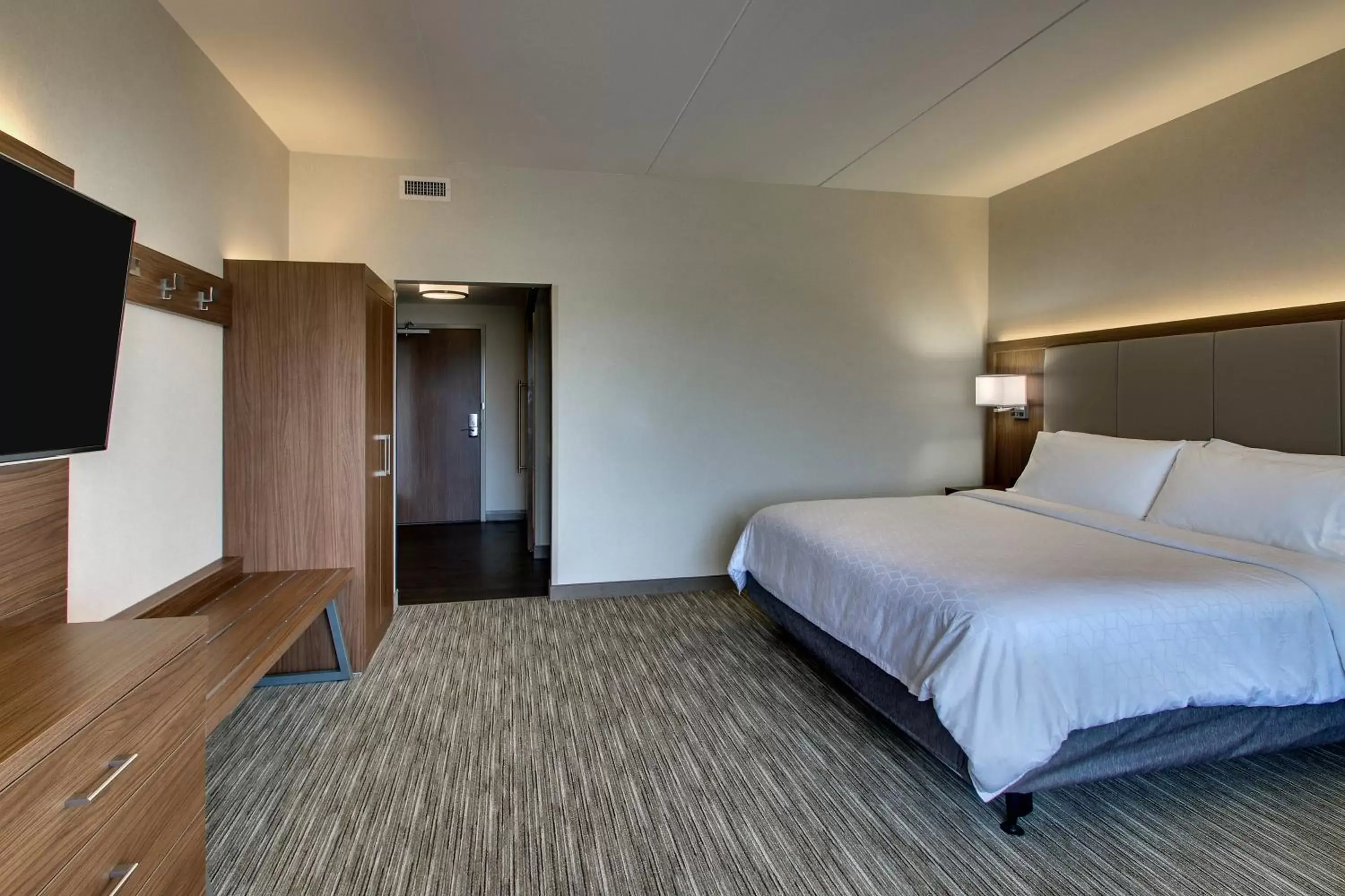 Photo of the whole room, Bed in Holiday Inn Express & Suites Troy, an IHG Hotel