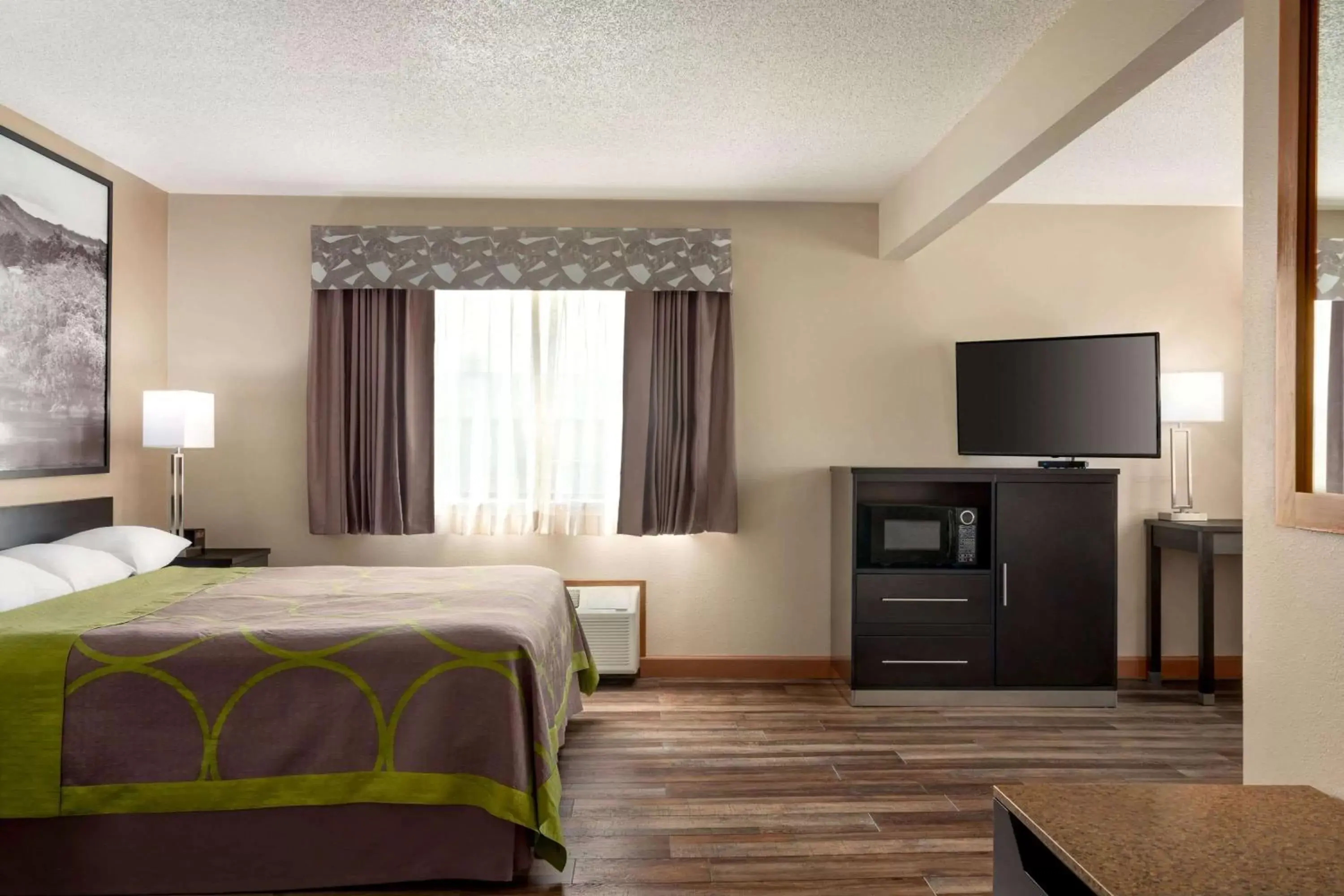 Photo of the whole room, Bed in Super 8 by Wyndham Chillicothe