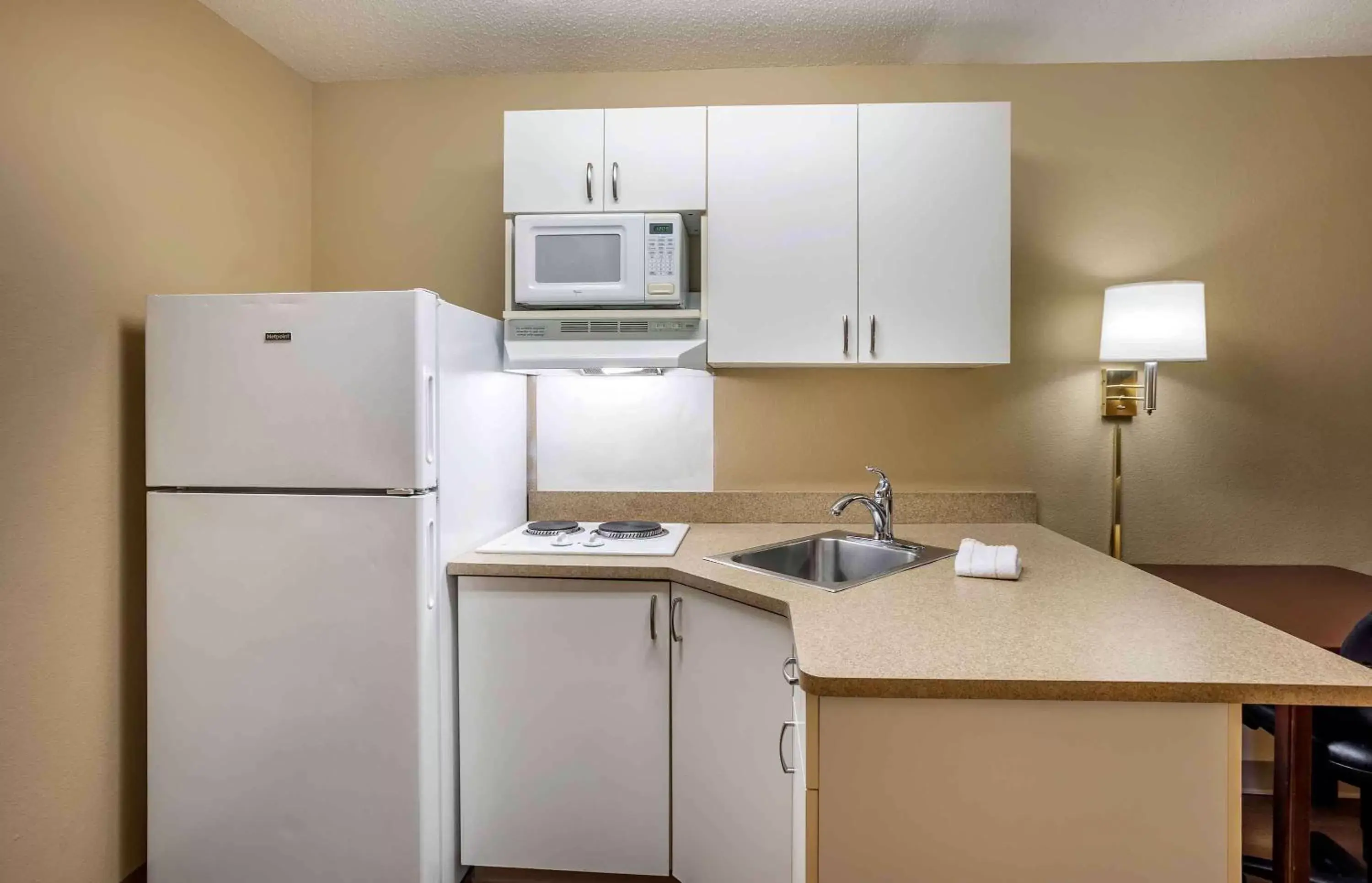 Bedroom, Kitchen/Kitchenette in Extended Stay America Suites - Philadelphia - Horsham - Welsh Rd