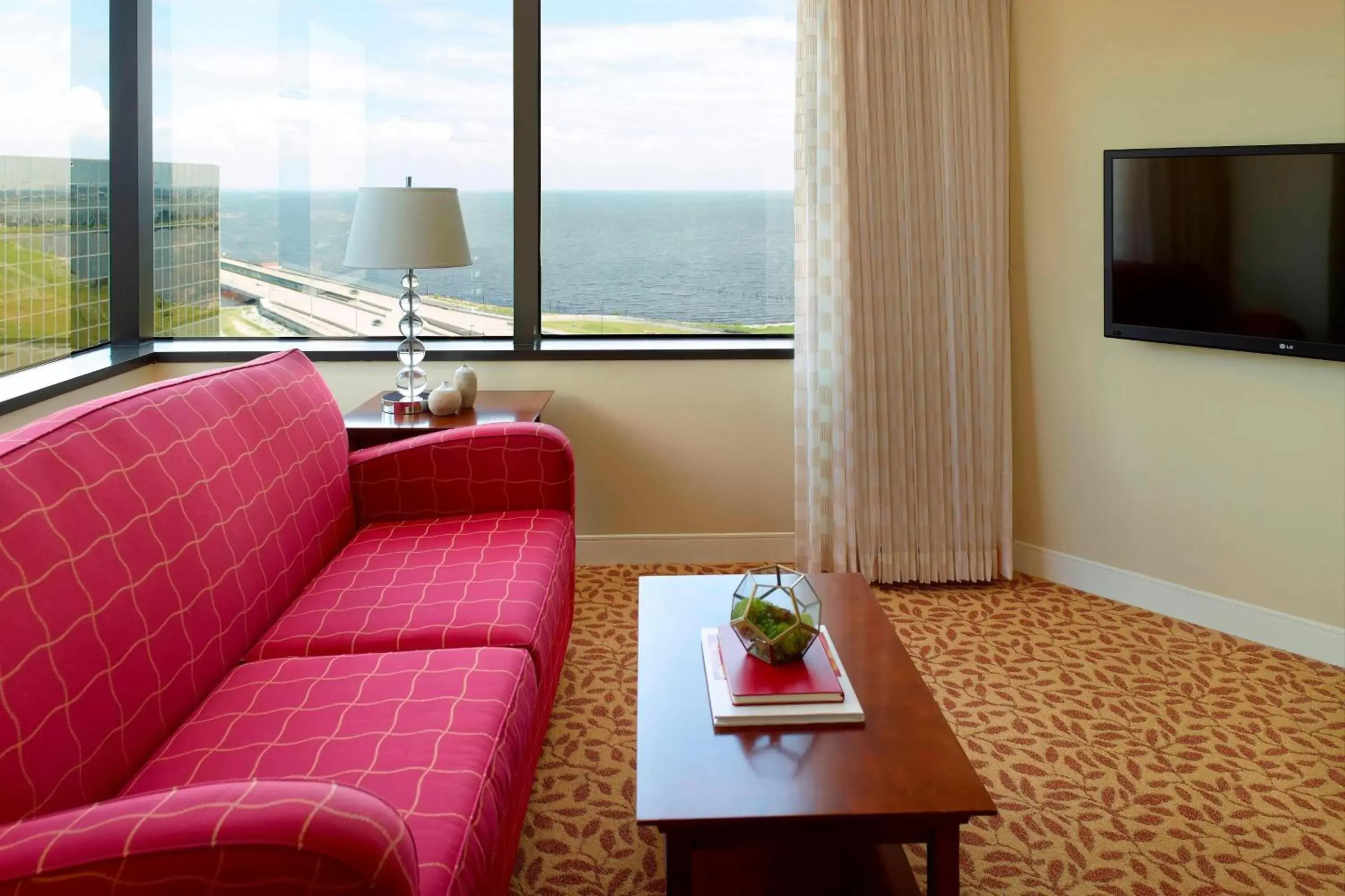 Bedroom, Seating Area in New Orleans Marriott Metairie At Lakeway