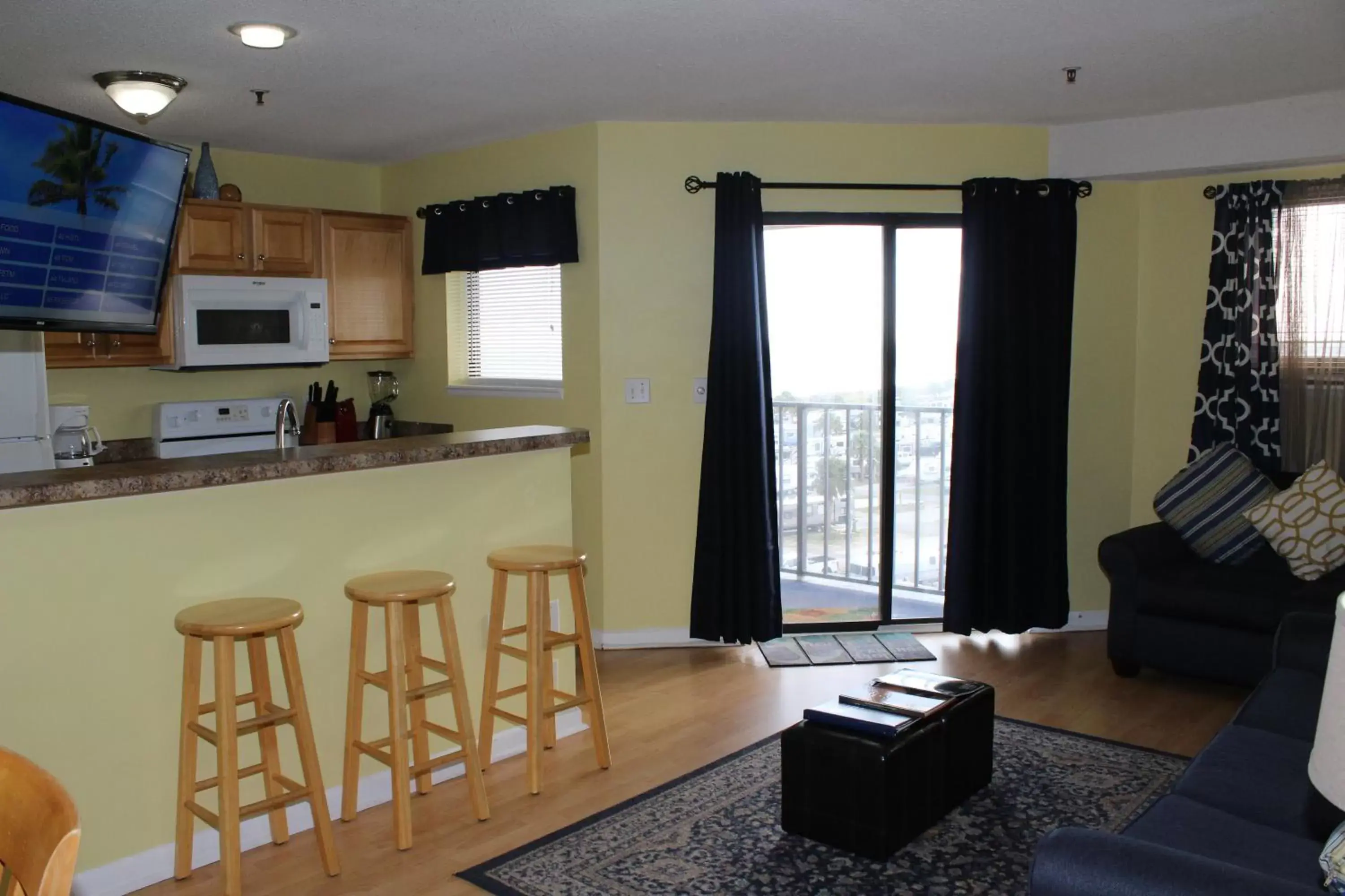 Kitchen or kitchenette, Seating Area in Myrtle Beach Resort