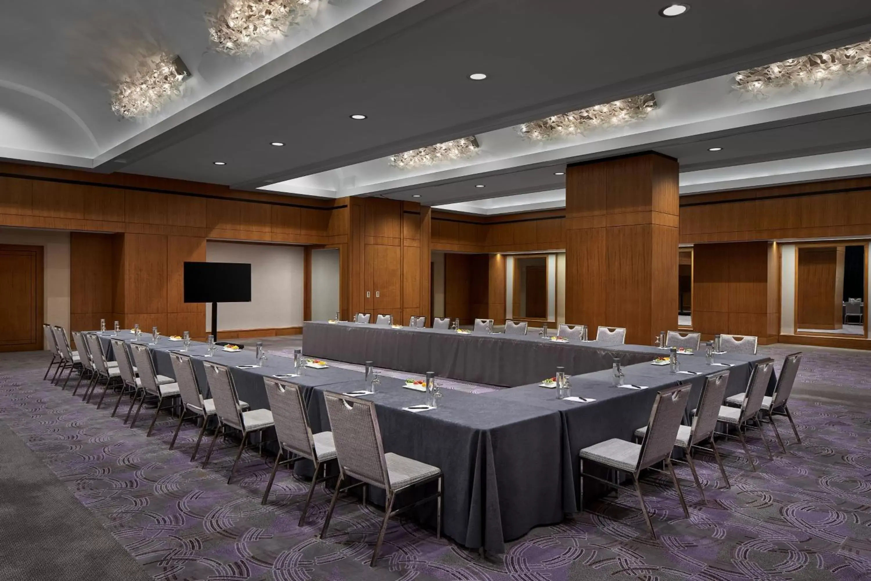 Meeting/conference room in The Opus Westchester, Autograph Collection