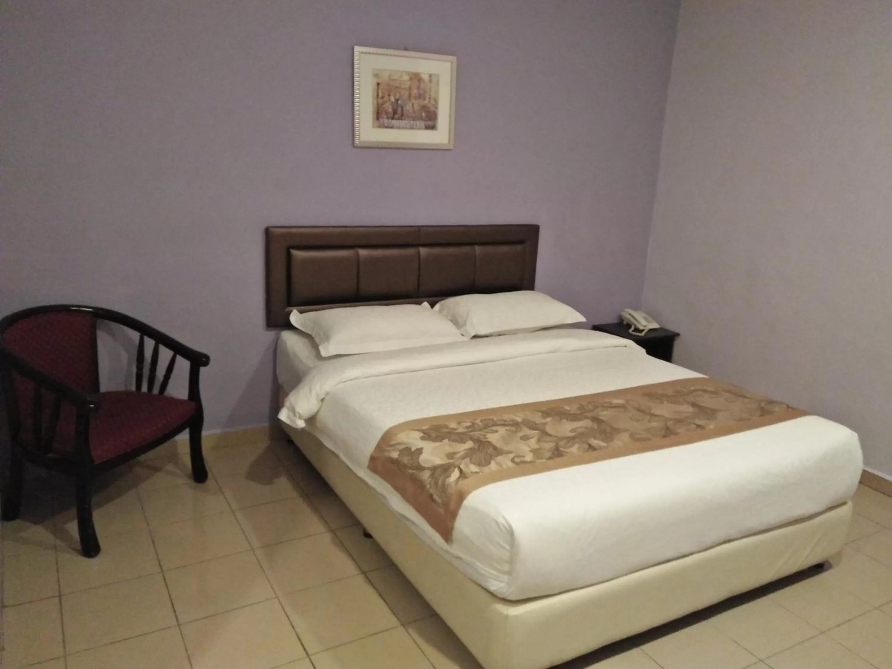 Bed in TIONG HUA HOTEL