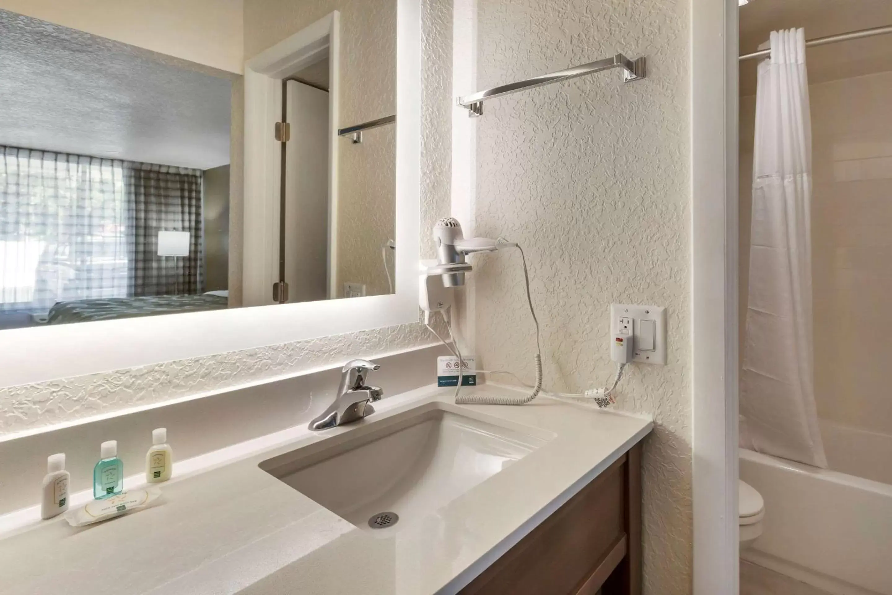 Bathroom in Quality Inn Saint Petersburg North-Tampa Bay