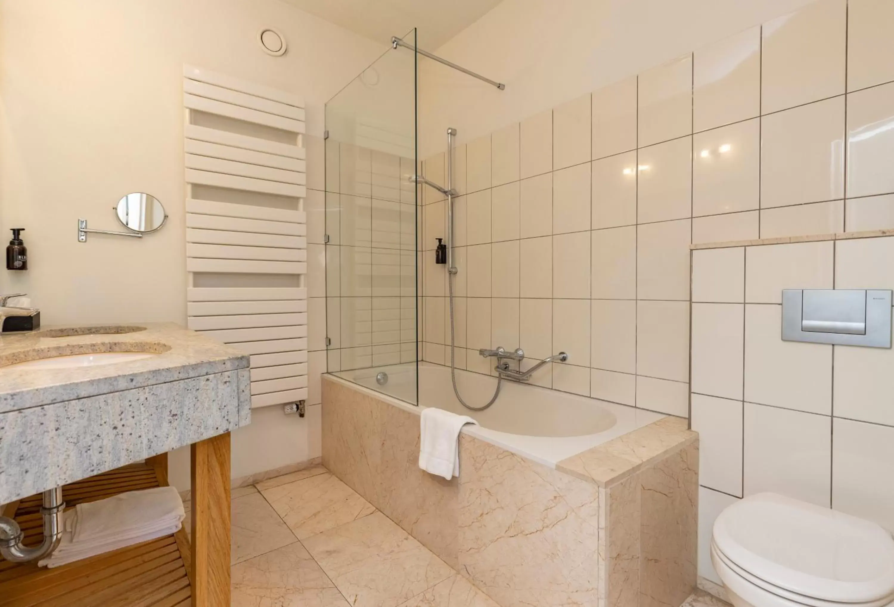 Bathroom in Fletcher Hotel Château De Raay