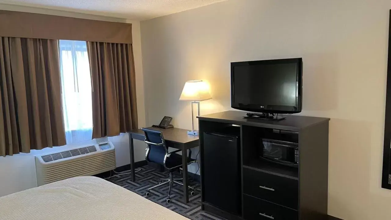 TV and multimedia, Bed in La Quinta Inn and Suites by Wyndham Cincinnati North TV and multimedia, Bed in La Quinta Inn and Suites by Wyndham Cincinnati North