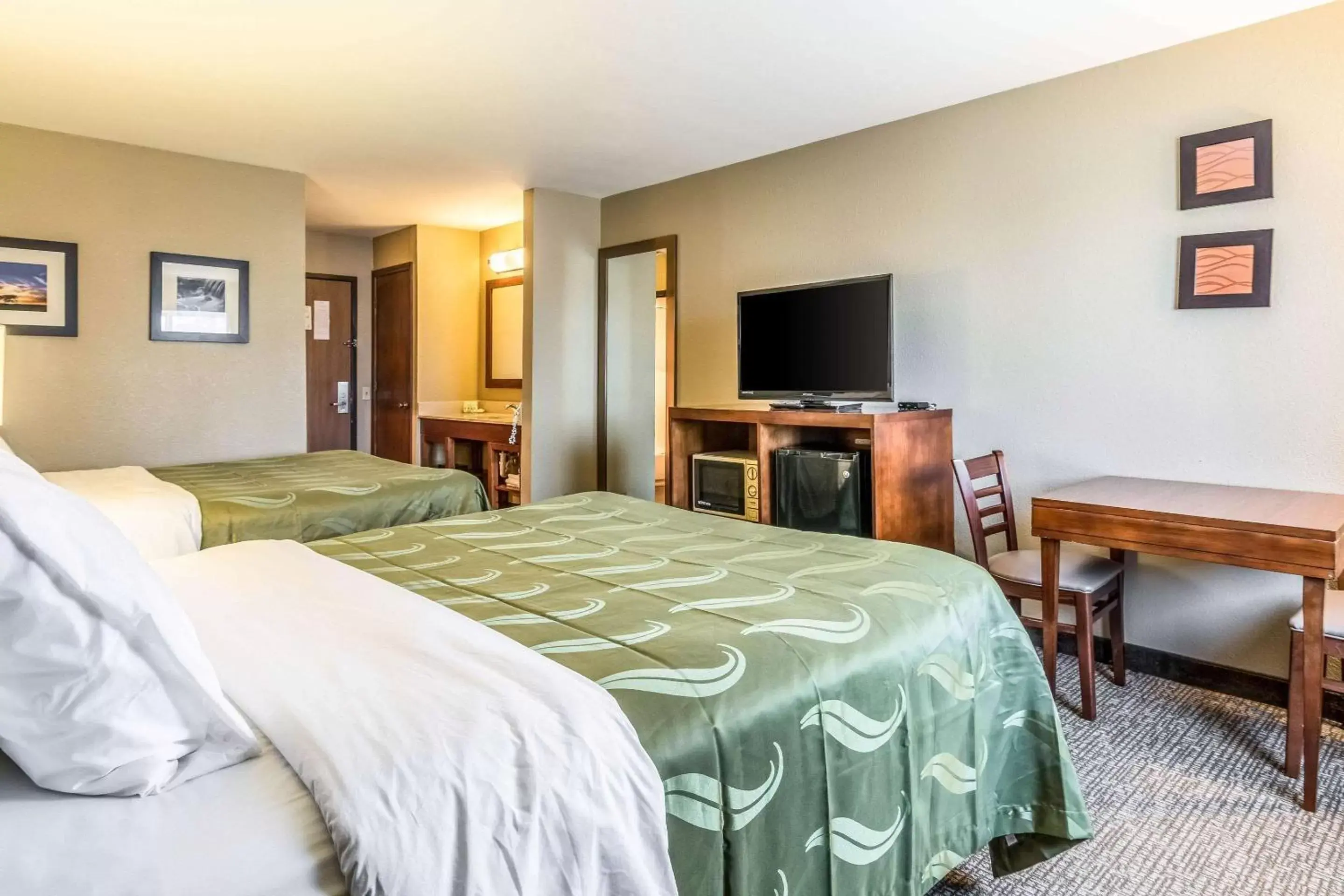 Photo of the whole room, TV/Entertainment Center in Quality Inn & Suites Salem near I-57