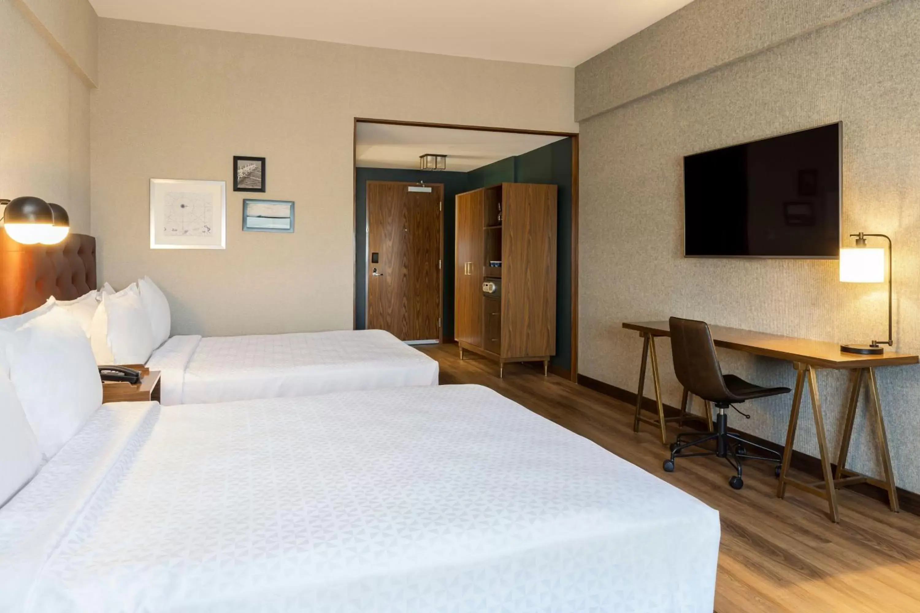 Photo of the whole room, Bed in Four Points by Sheraton Monterrey Airport