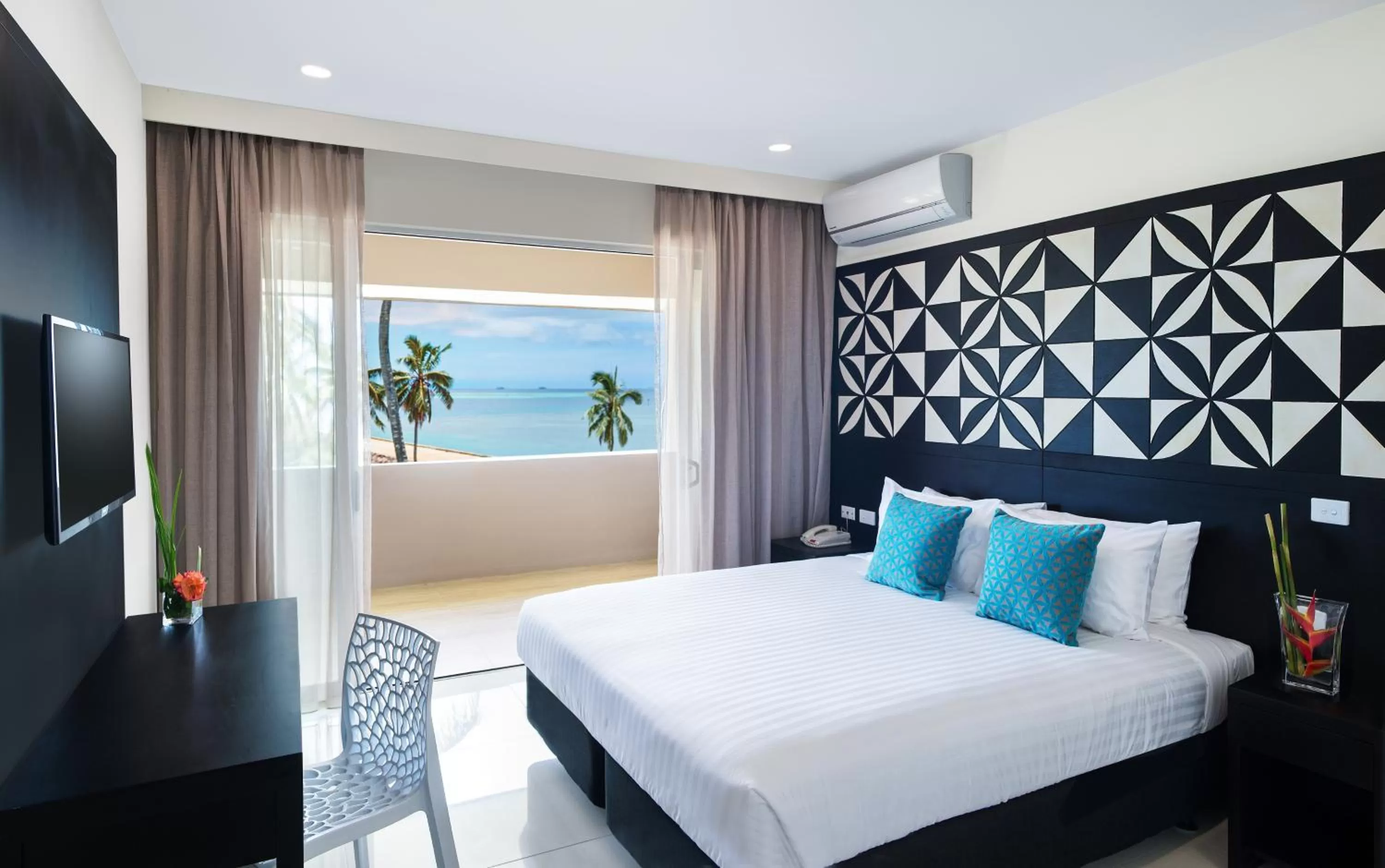 Balcony/Terrace, Bed in Tanoa International Dateline Hotel