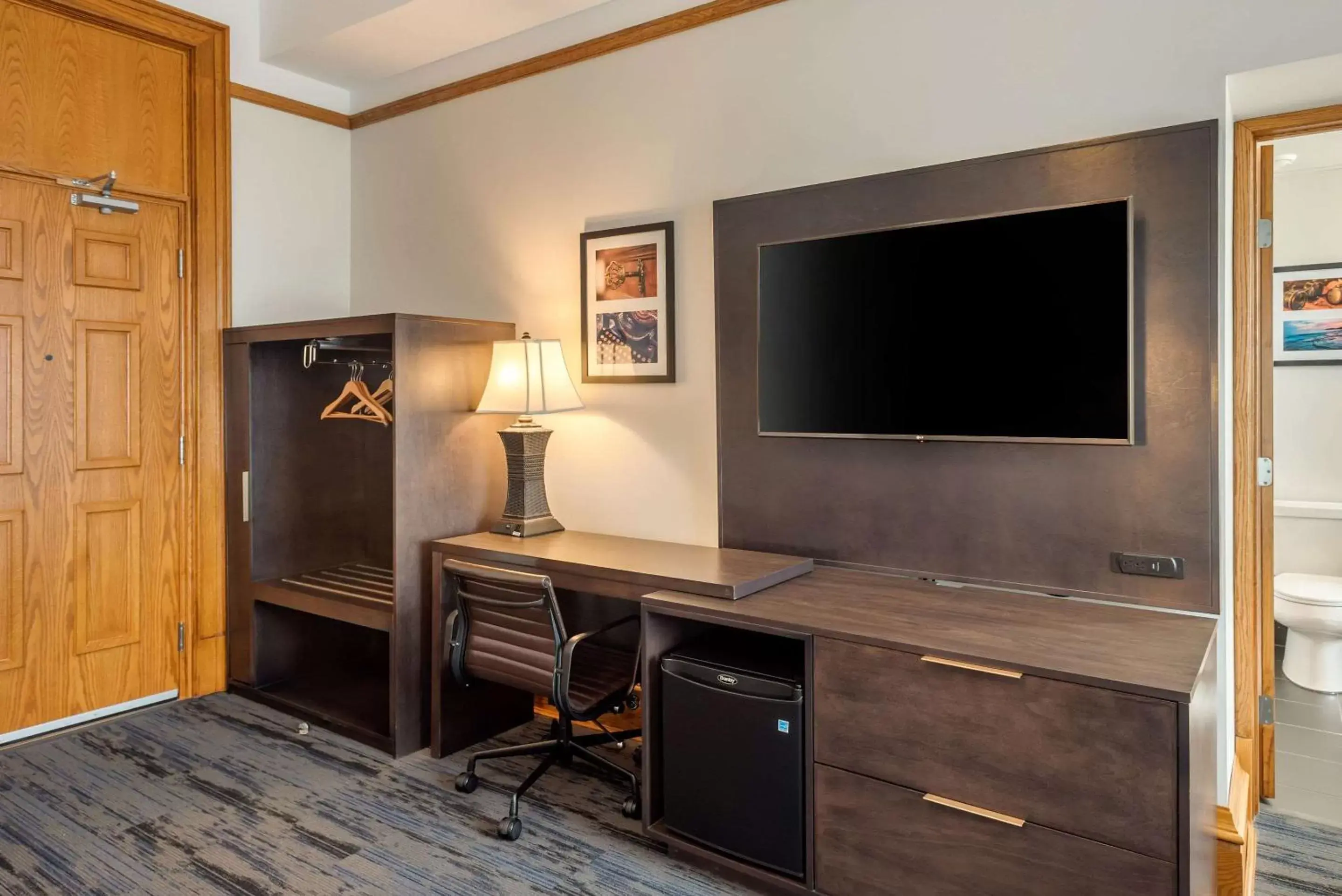 Photo of the whole room, TV/Entertainment Center in The Courthouse Hotel, Ascend Hotel Collection