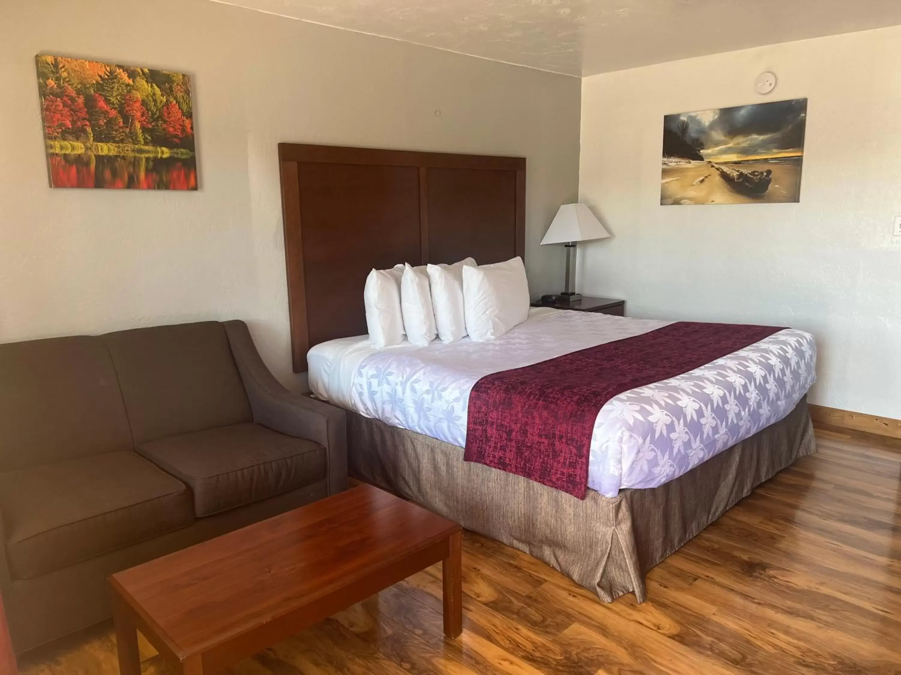 Photo of the whole room, Bed in Red Carpet Inn Medford Photo of the whole room, Bed in Red Carpet Inn Medford