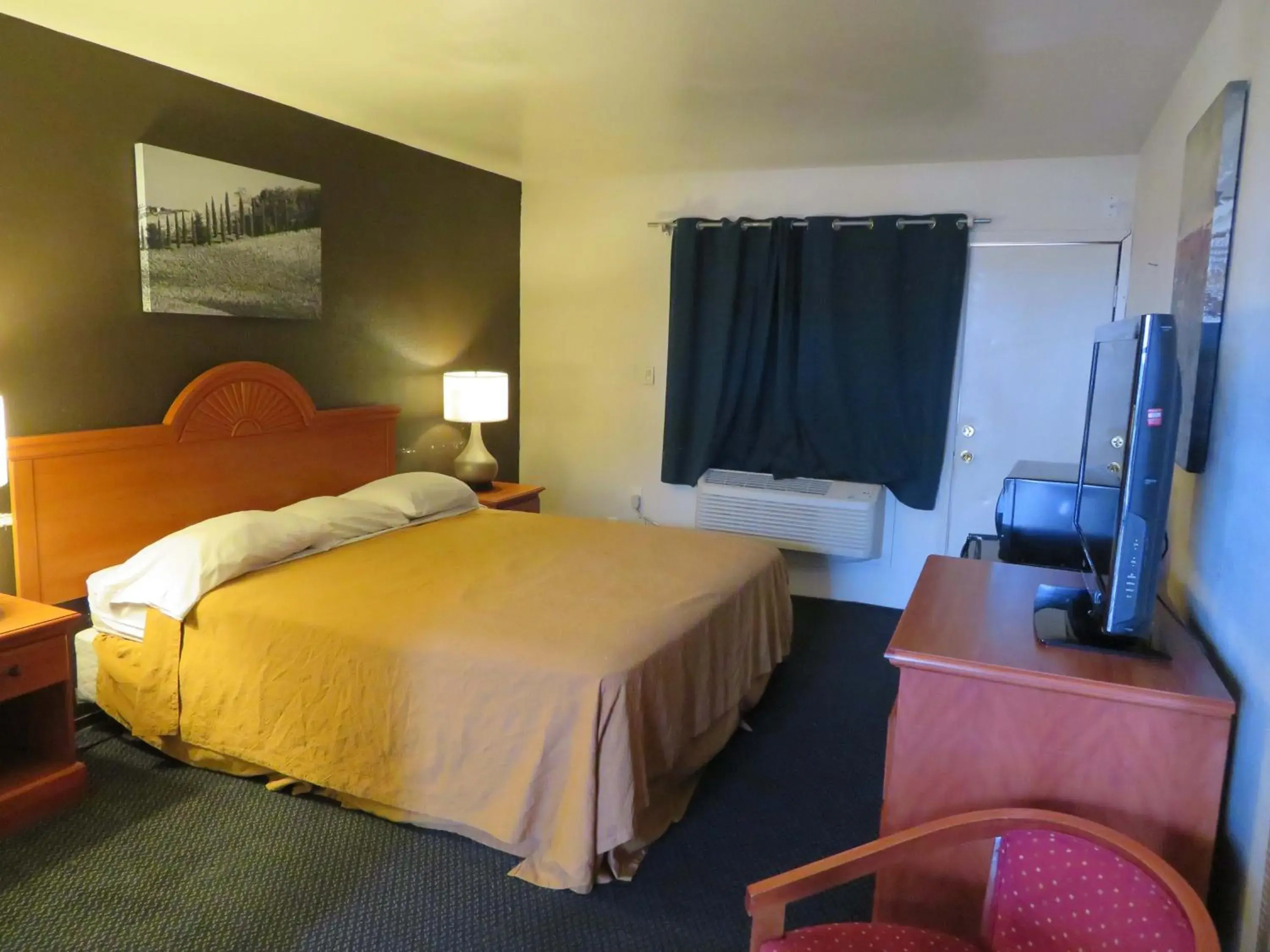 Photo of the whole room, Bed in Carquinez Inn