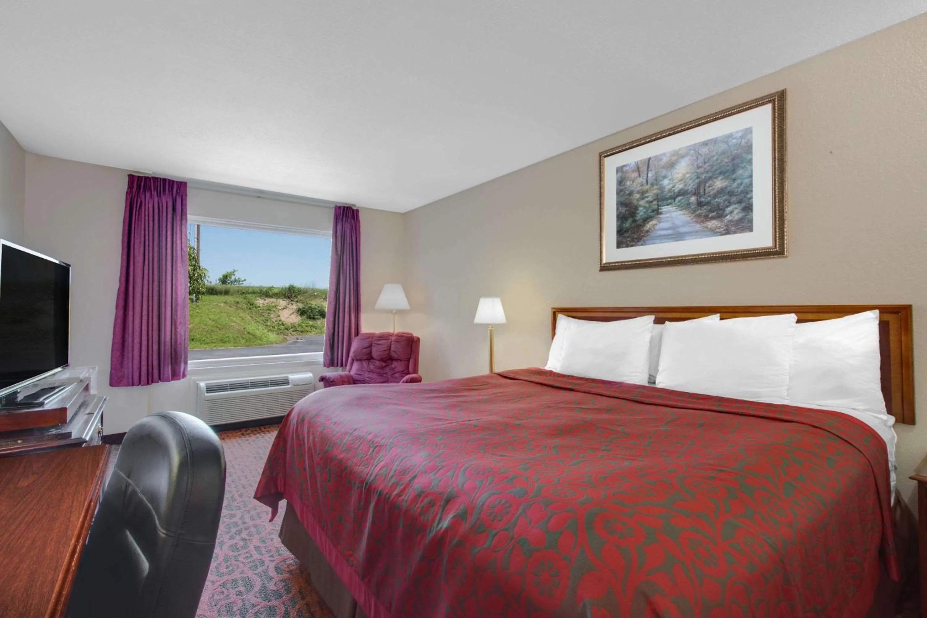 Photo of the whole room, Bed in Express Inn Harrisburg South New Cumberland