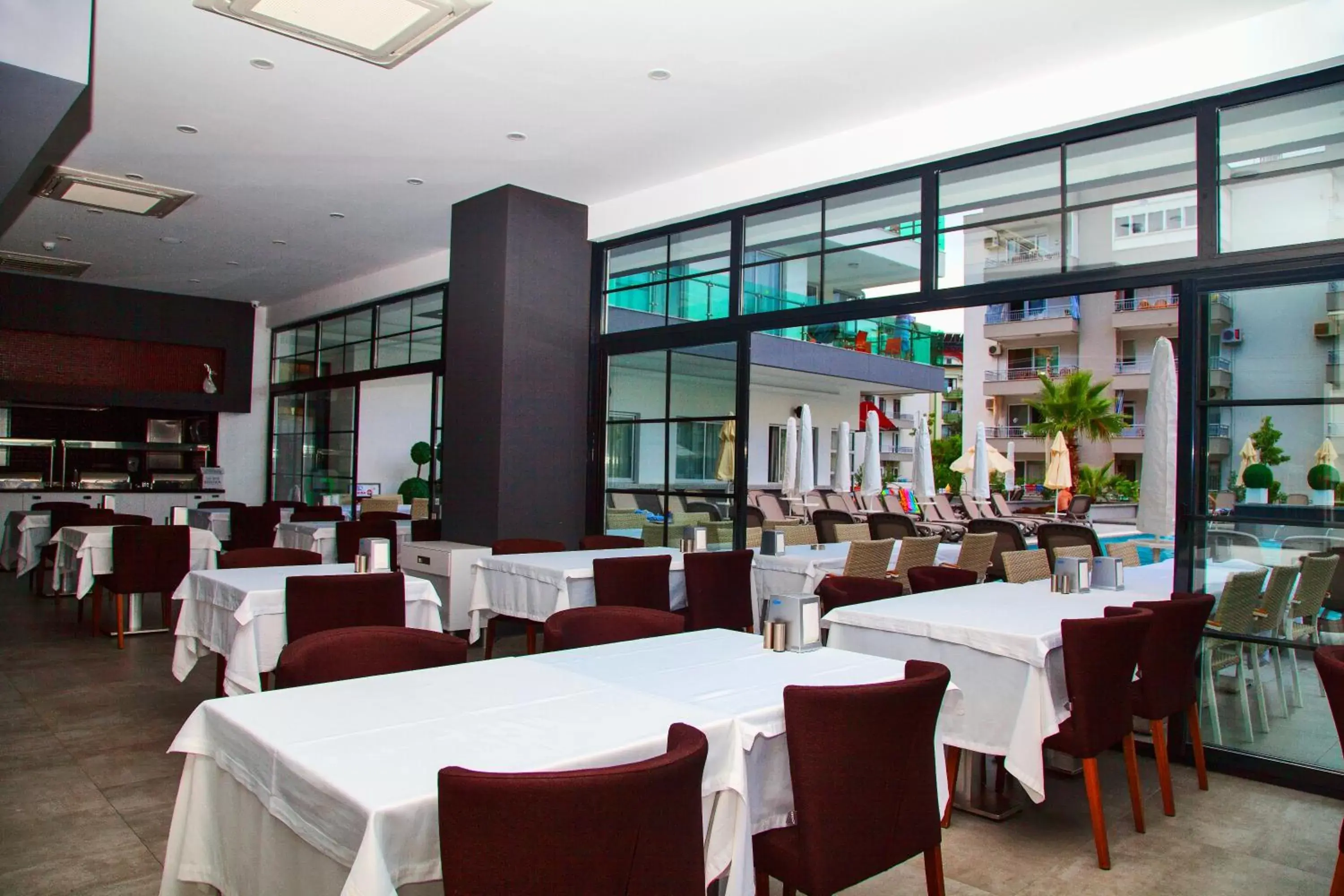 Restaurant/Places to Eat in Green Garden Suites Hotel