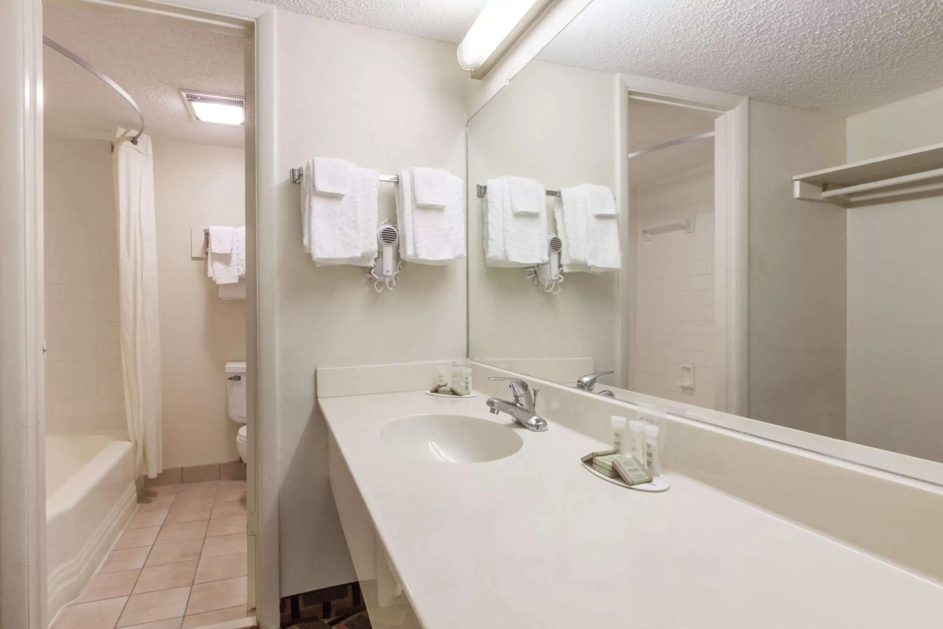 Bathroom in Super 8 by Wyndham Athens TX