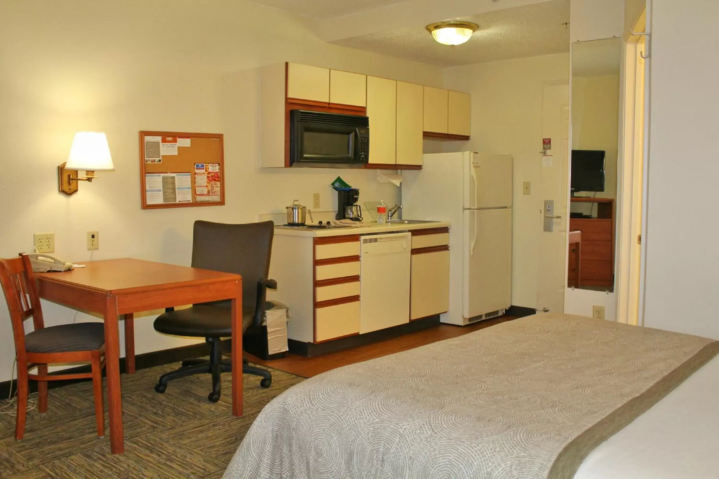 Bedroom, Kitchen/Kitchenette in Candlewood Suites Syracuse-Airport