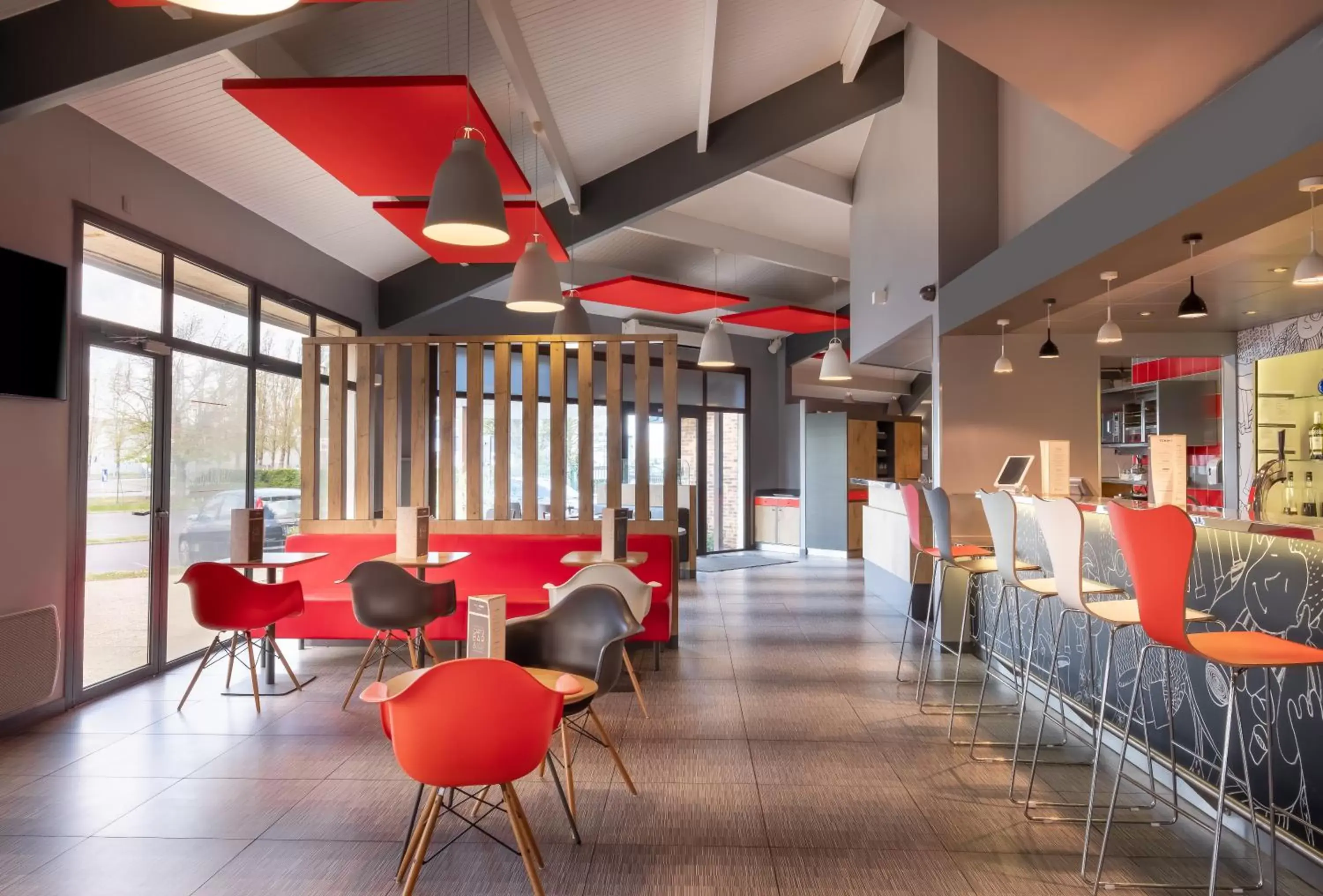 Lounge or bar, Restaurant/Places to Eat in ibis Amboise