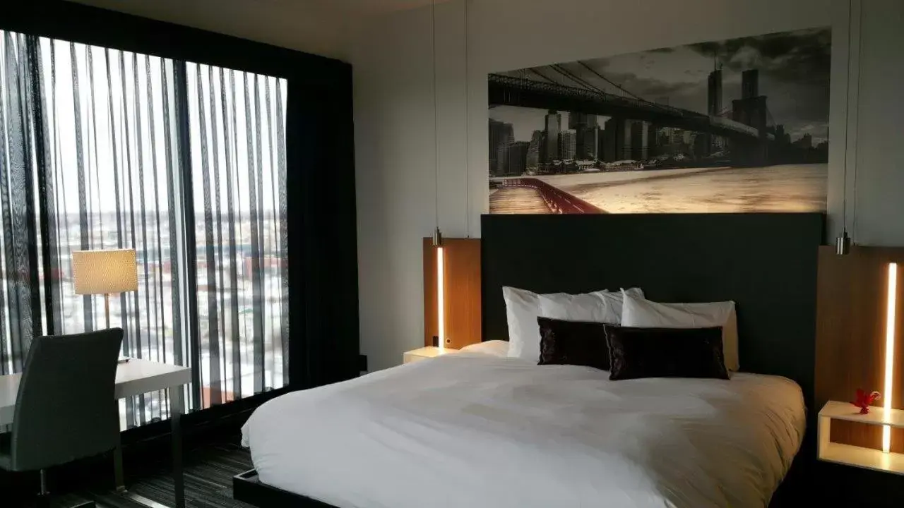 Bed in Grand Times Hotel Laval - Centropolis