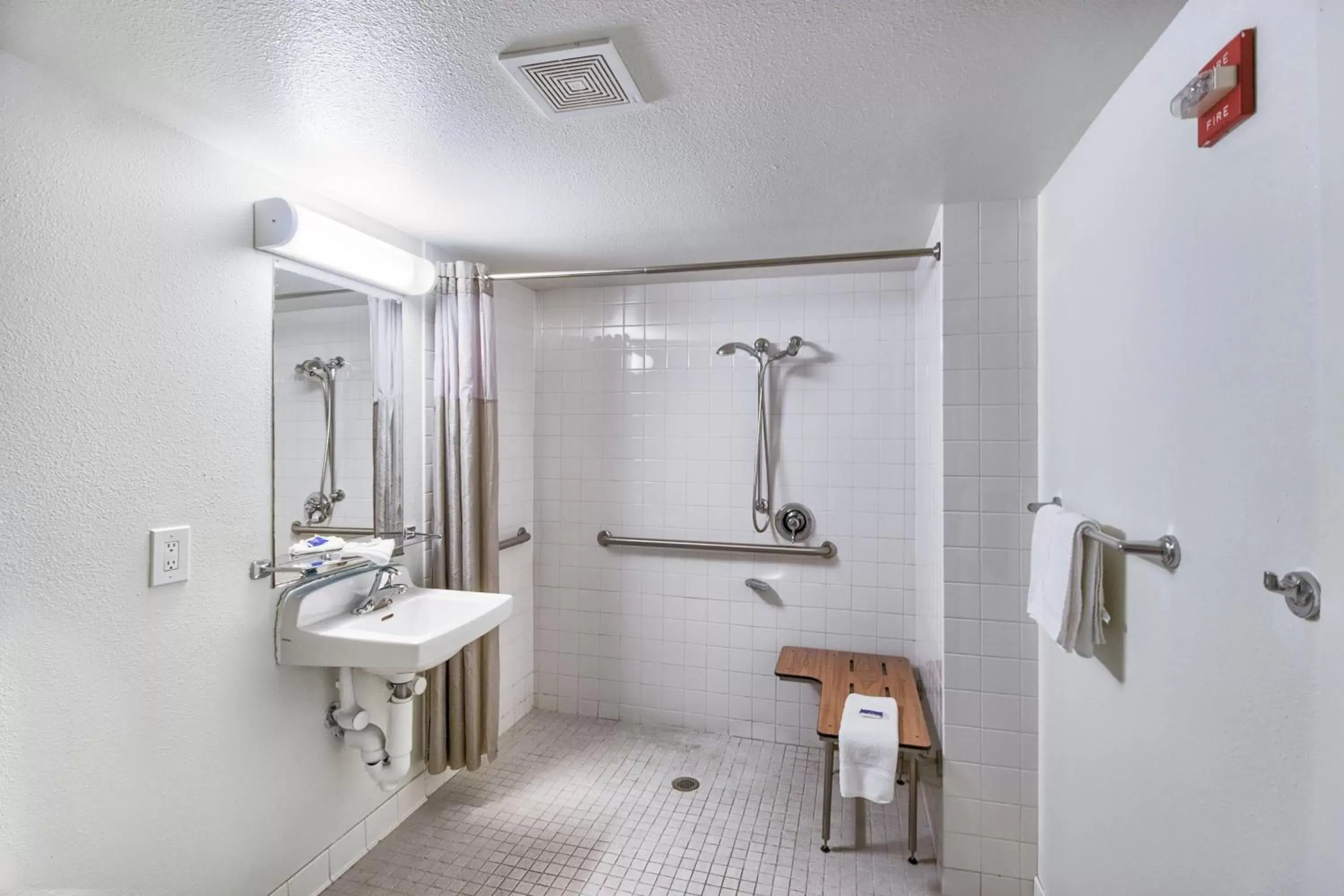 Day, Bathroom in Motel 6-Everett, WA - South