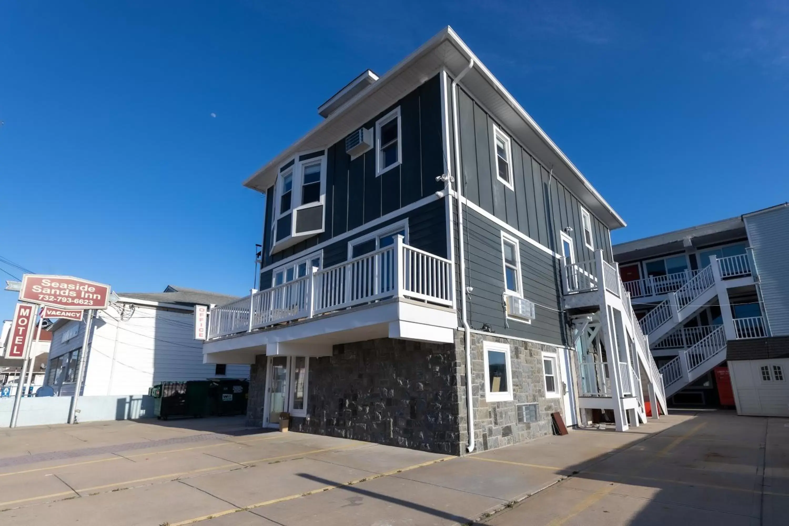 Property Building in Seaside Sands Inn