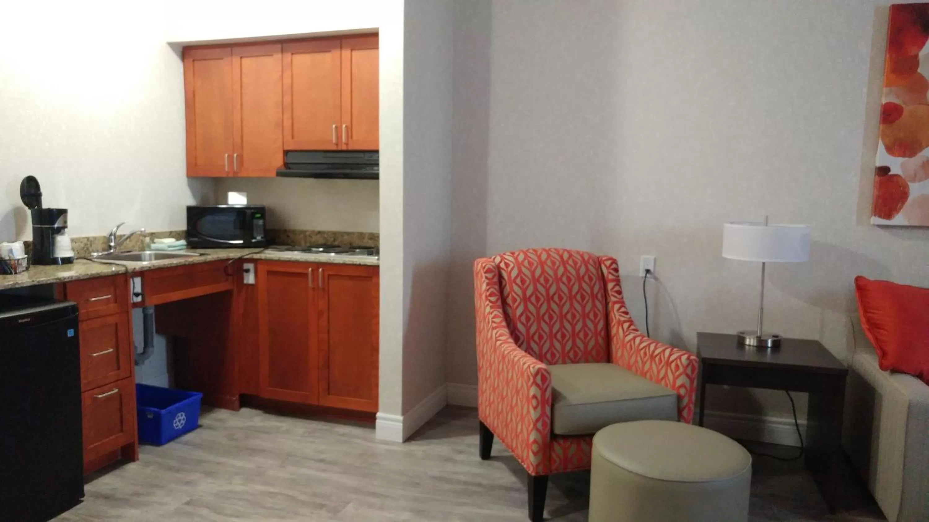 Kitchen or kitchenette in Best Western Plus Rose City Suites