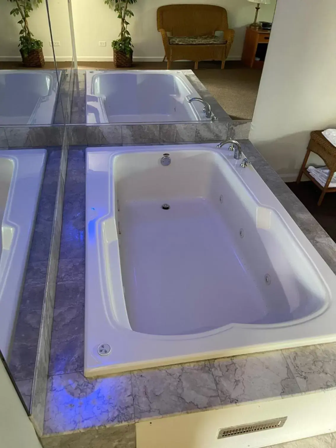 Hot Tub in VIBE INN - WHIRLPOOLS SUITES - Lyons