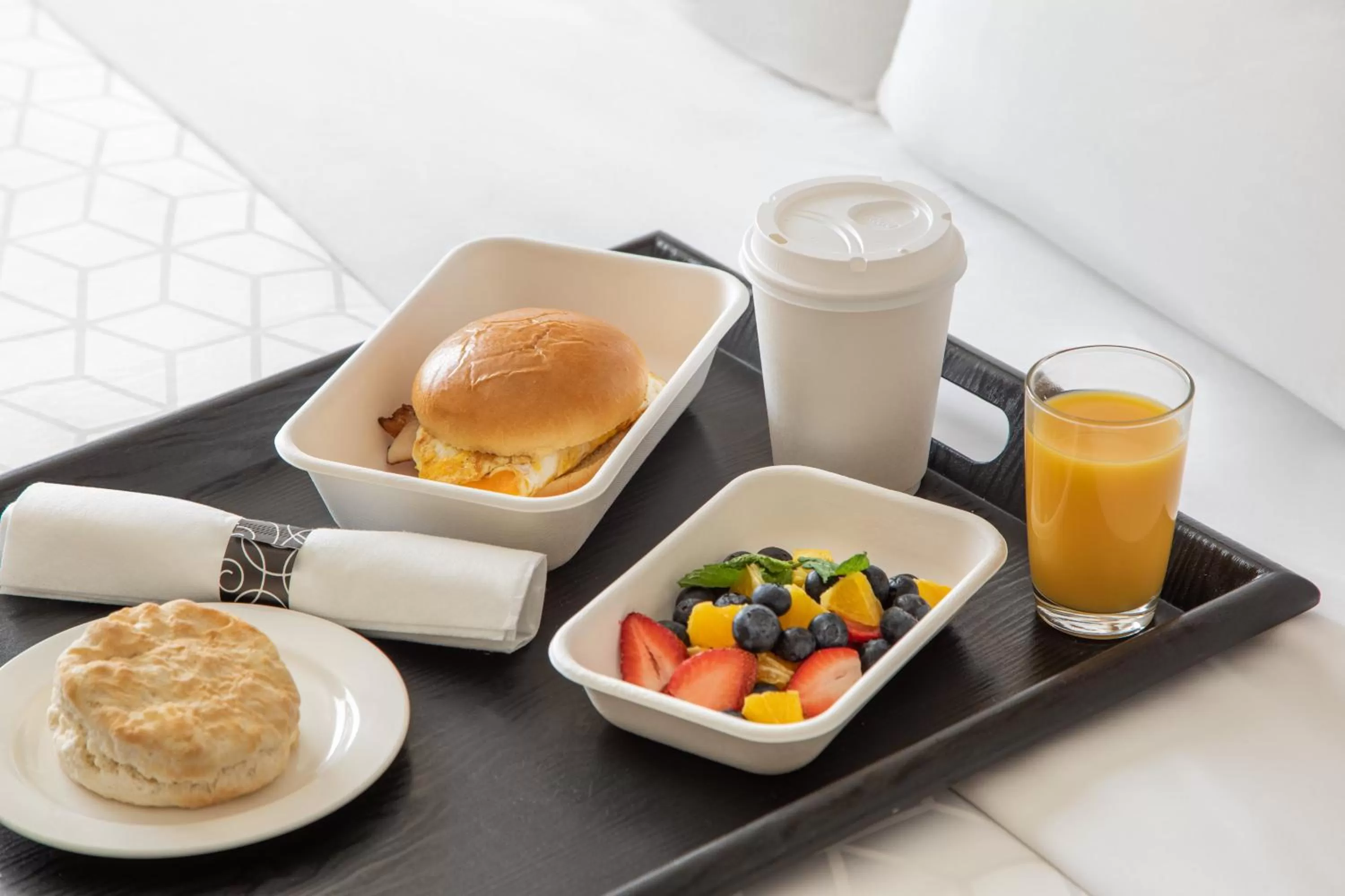 Food and drinks in Holiday Inn Hasbrouck Heights-Meadowlands by IHG