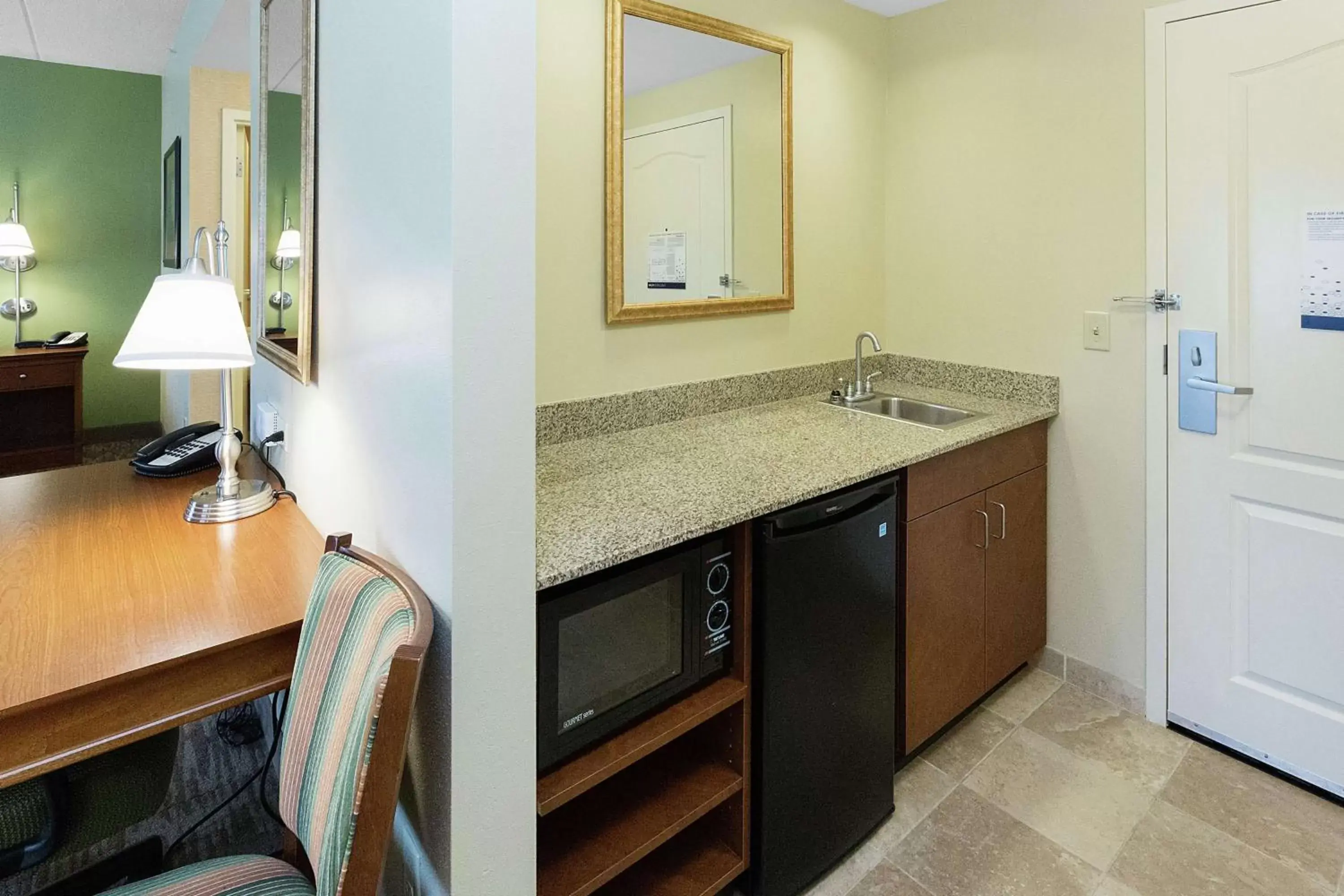 Bedroom, Kitchen/Kitchenette in Hampton Inn & Suites Blairsville