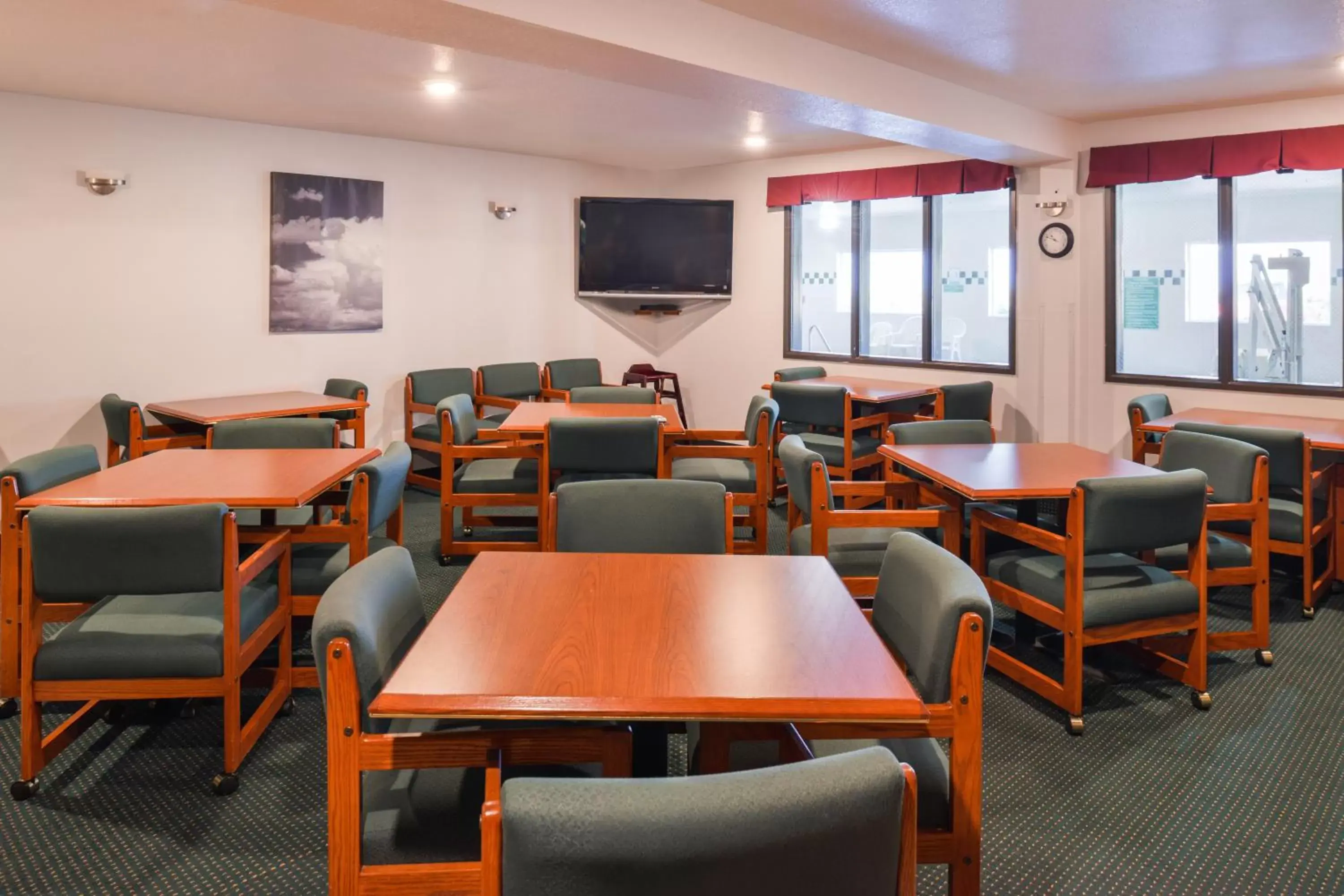 Communal lounge/ TV room, Restaurant/Places to Eat in Travelodge by Wyndham, Newberg