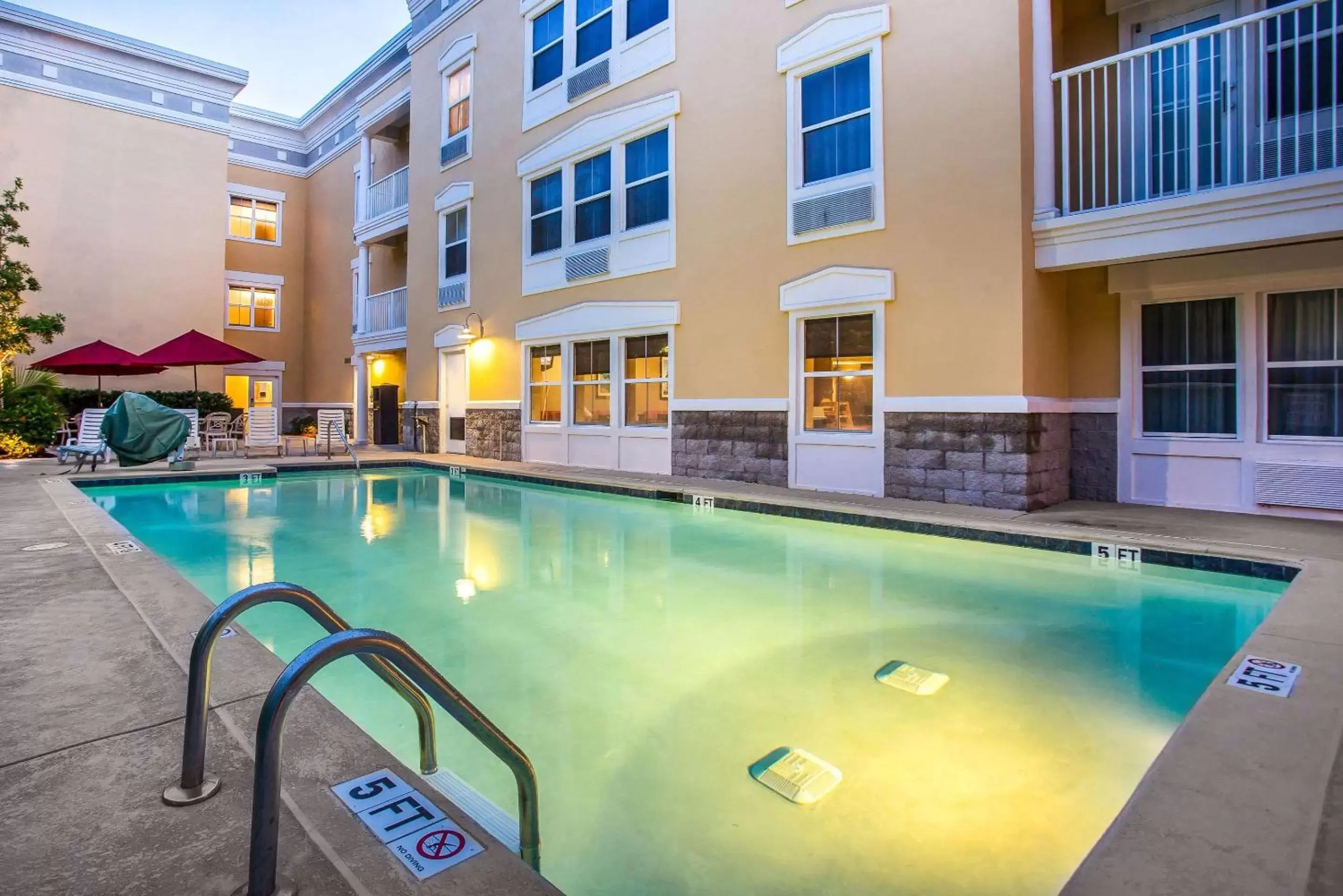 On site, Swimming Pool in Comfort Suites at Isle of Palms Connector