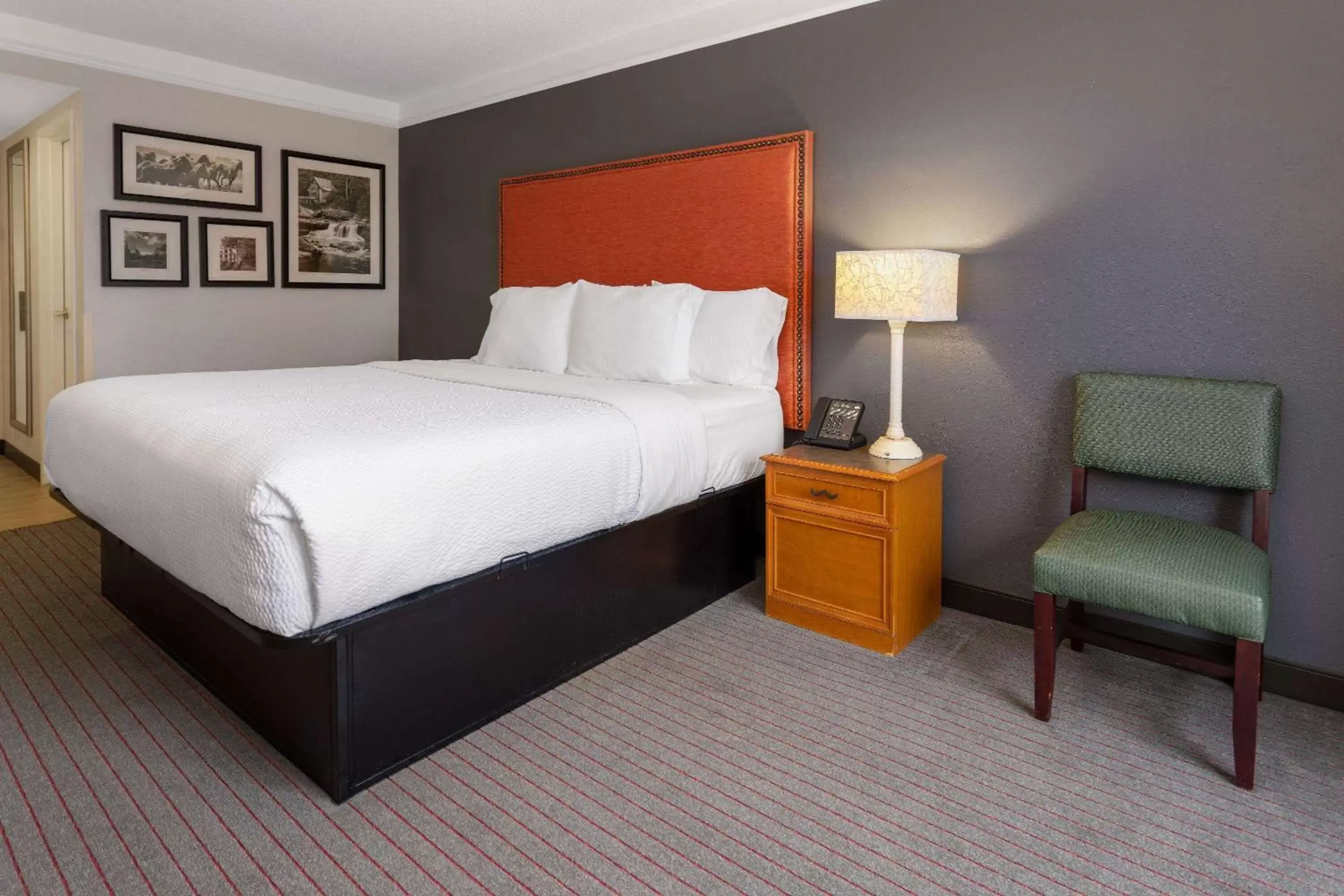 Photo of the whole room, Bed in La Quinta Inn & Suites by Wyndham Kingsport TriCities Airport