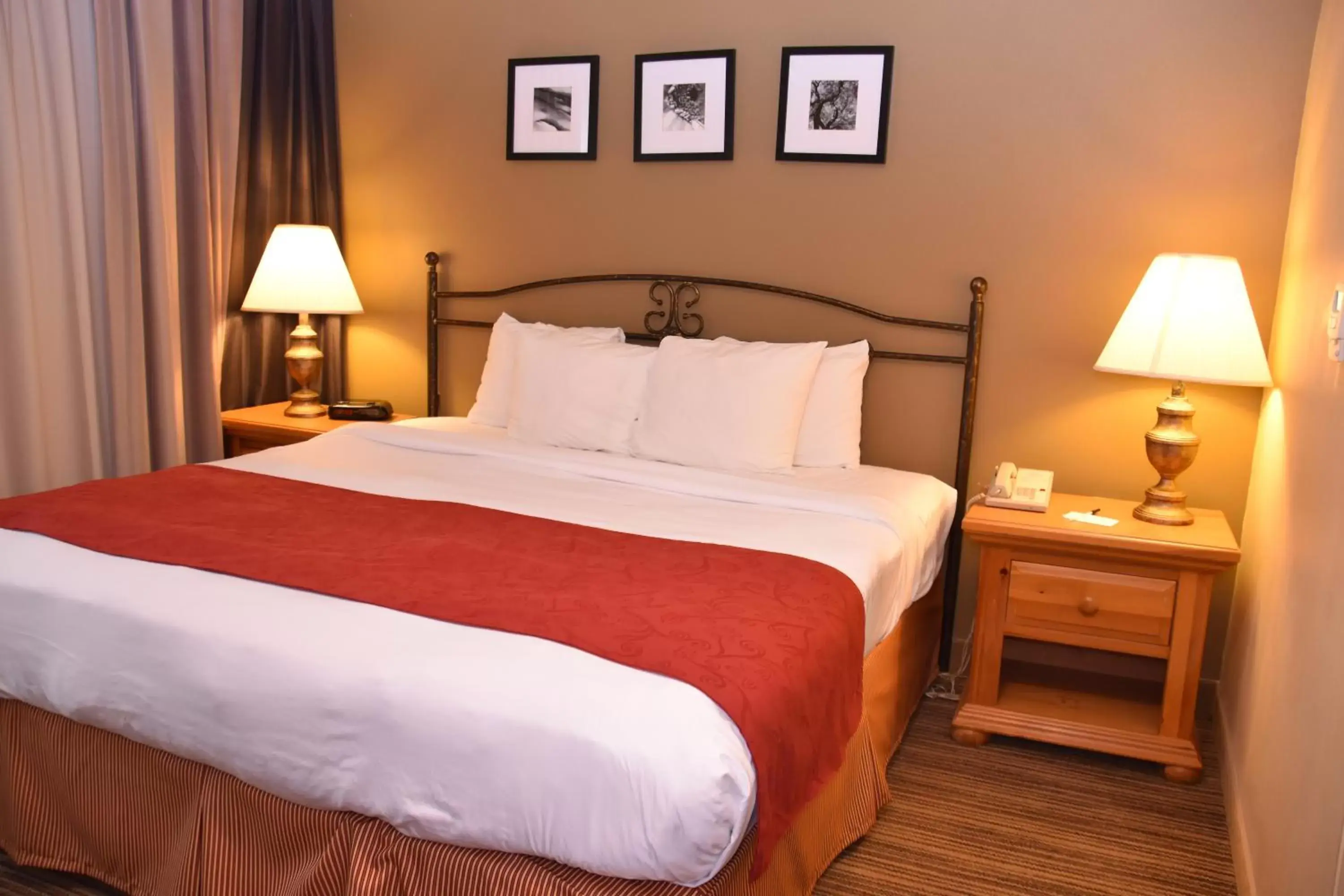 Bed in Port Wisconsin Inn and Suites Bed in Port Wisconsin Inn and Suites