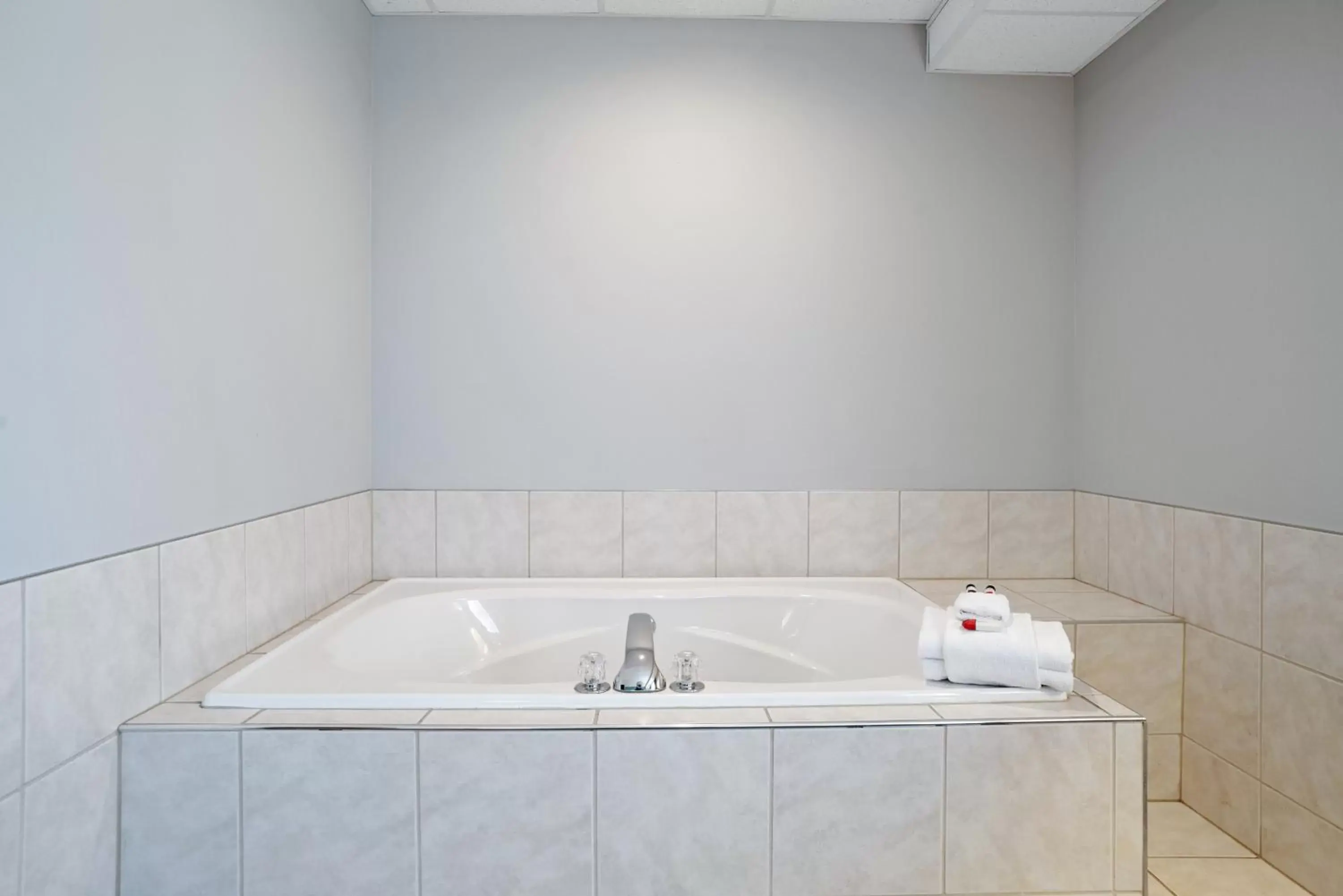 Bathroom in Howard Johnson by Wyndham Rapid City