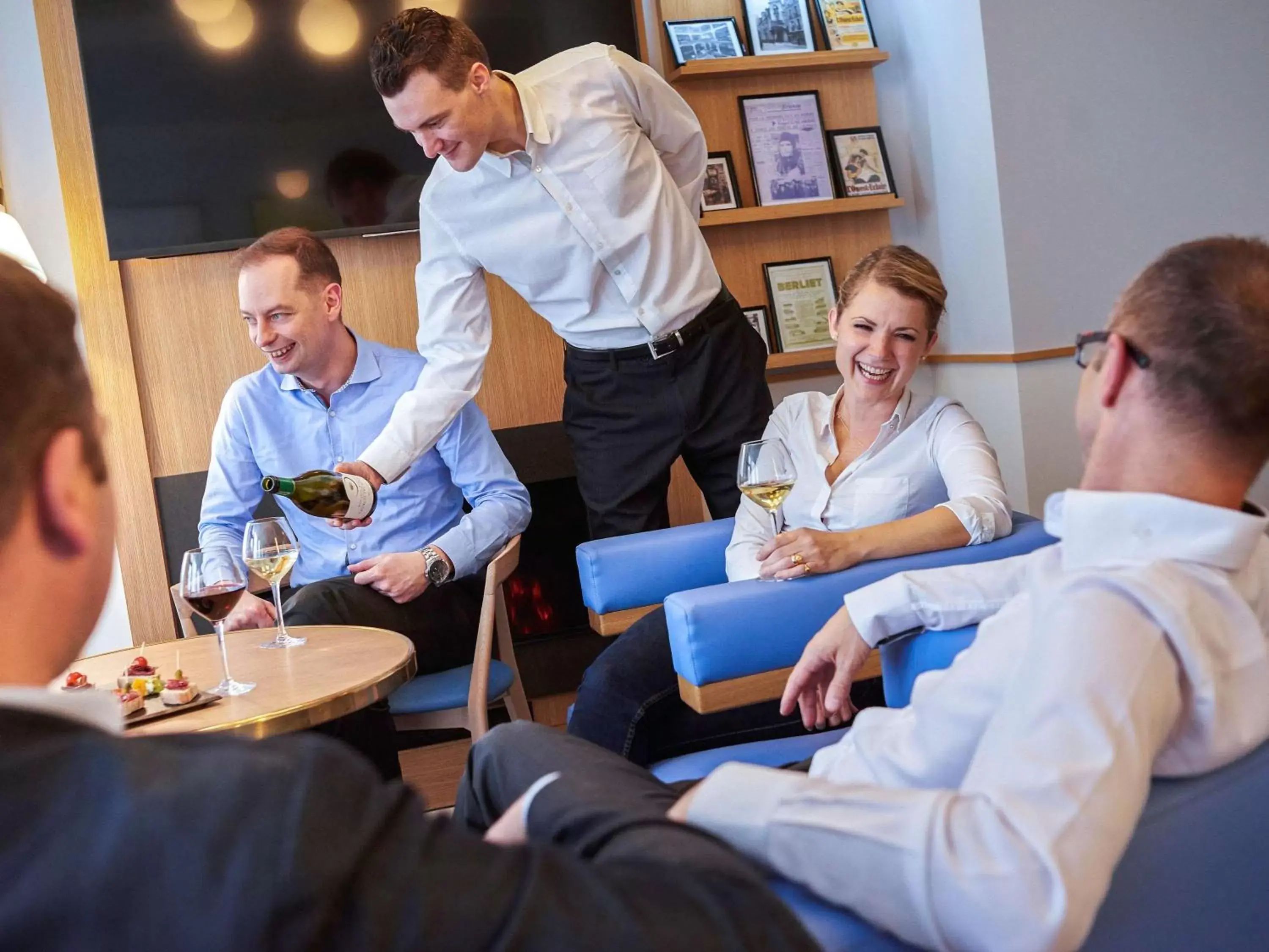 Lounge or bar, Family in Mercure Rennes Centre Parlement