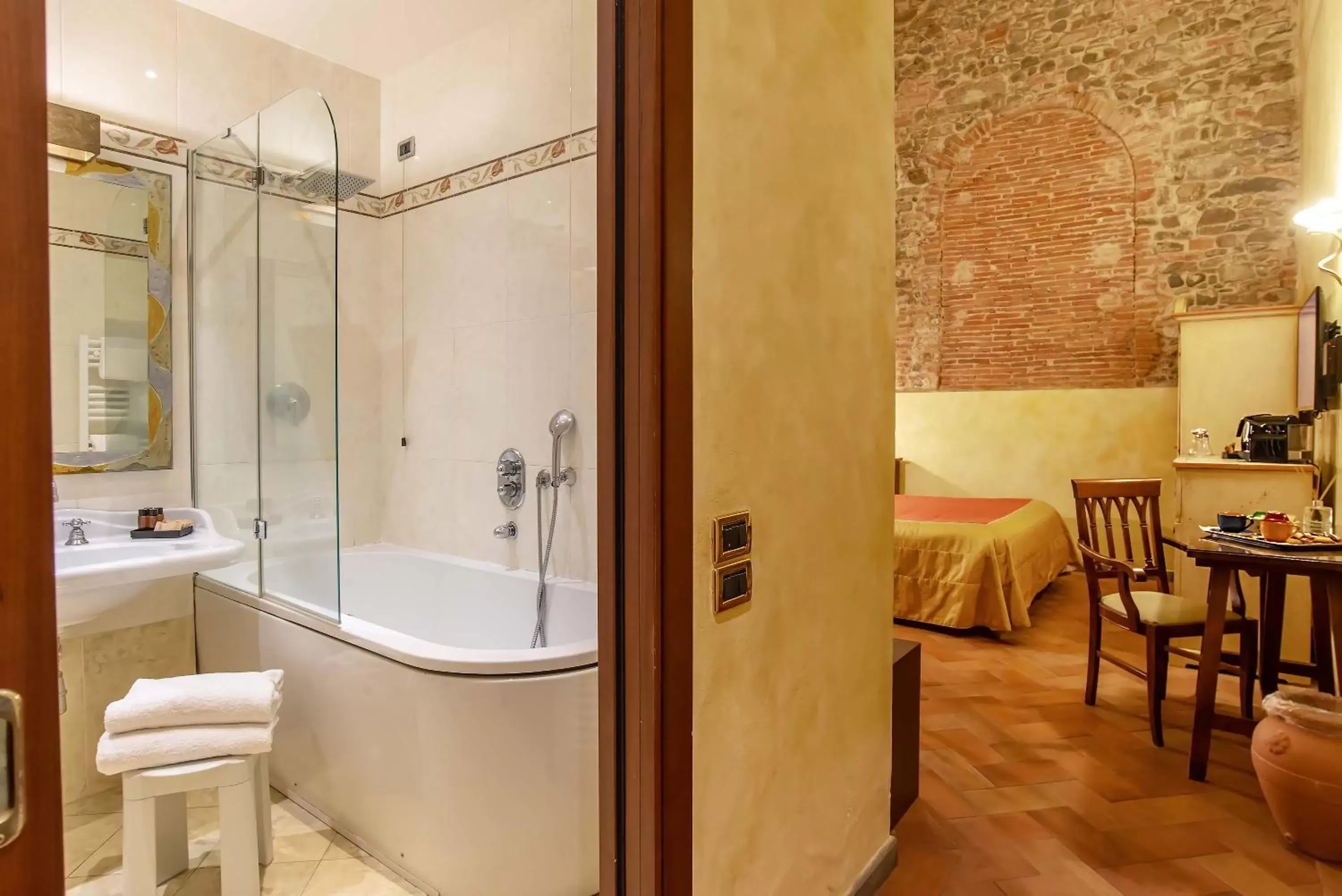 Shower, Bathroom in Hotel Alba Palace