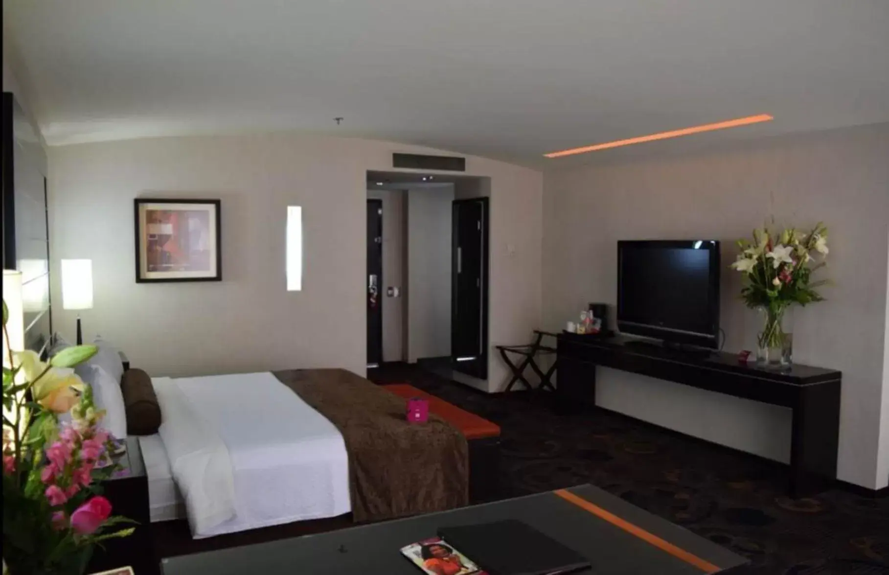 Photo of the whole room, TV/Entertainment Center in Crowne Plaza Toluca - Lancaster, an IHG Hotel