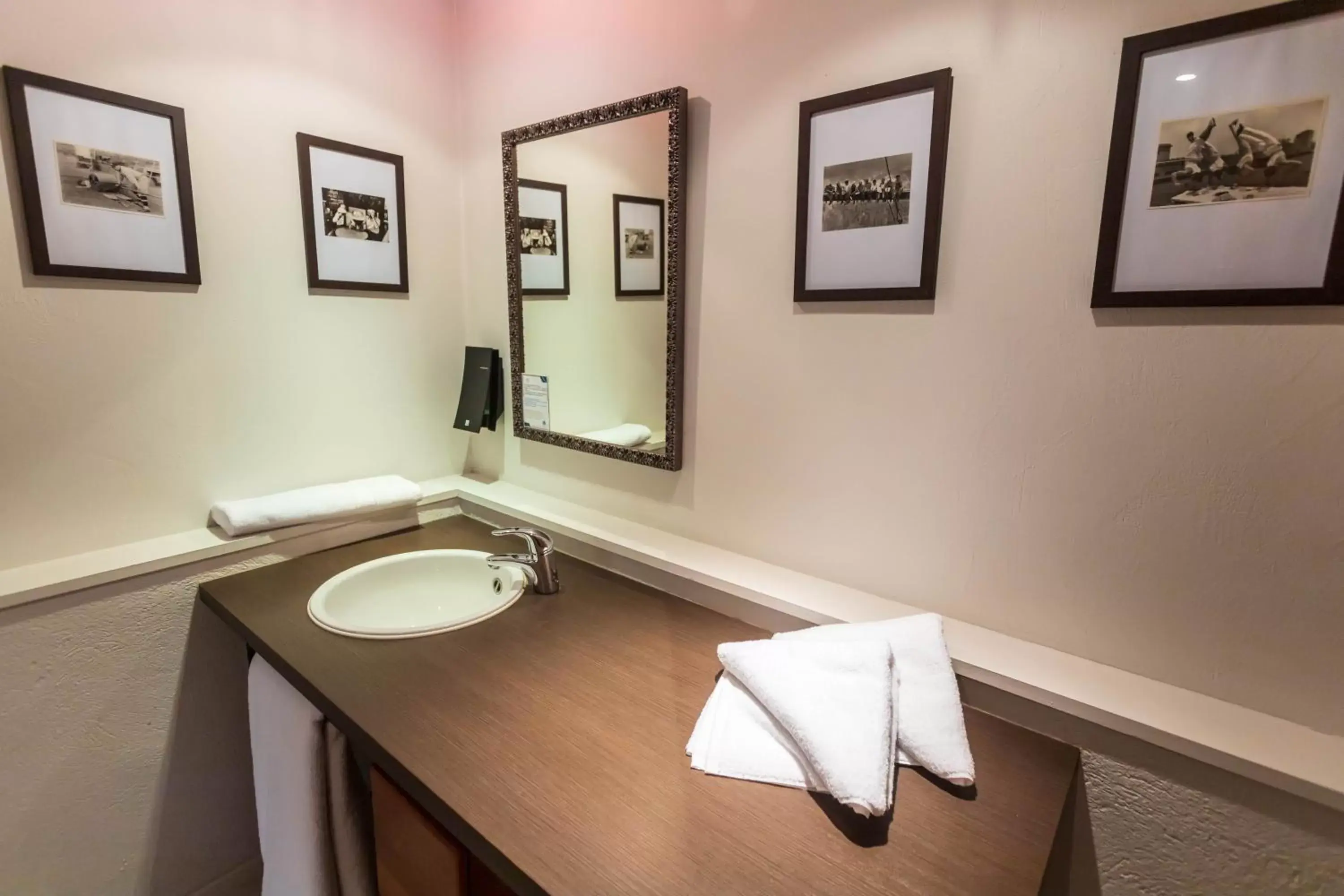 towels, Bathroom in HOTEL restaurant CÔTE GARONNE le BALCON DES DAMES - Tonneins Marmande Agen - chambres climatisées