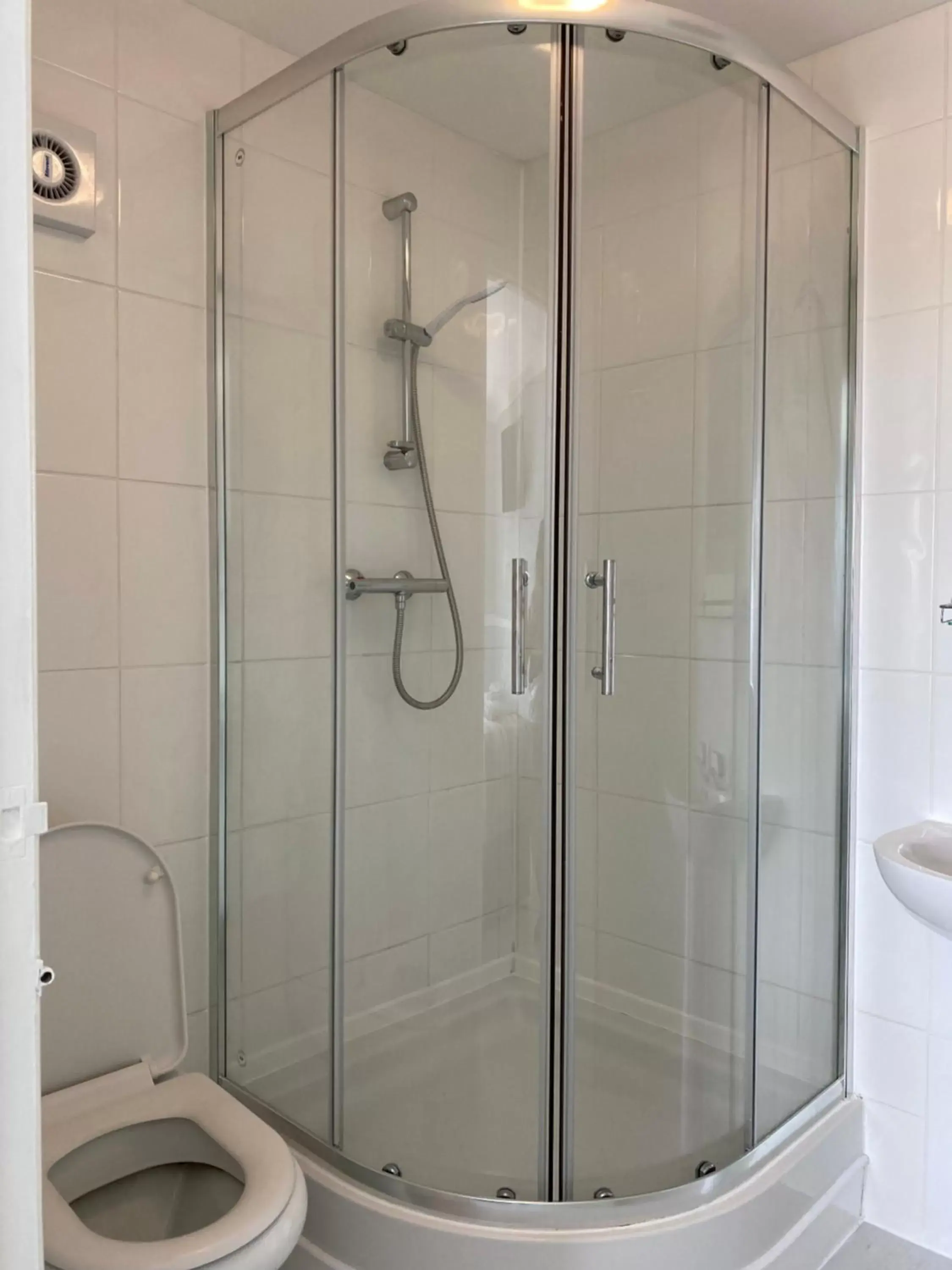Shower, Bathroom in Waters Edge Hotel