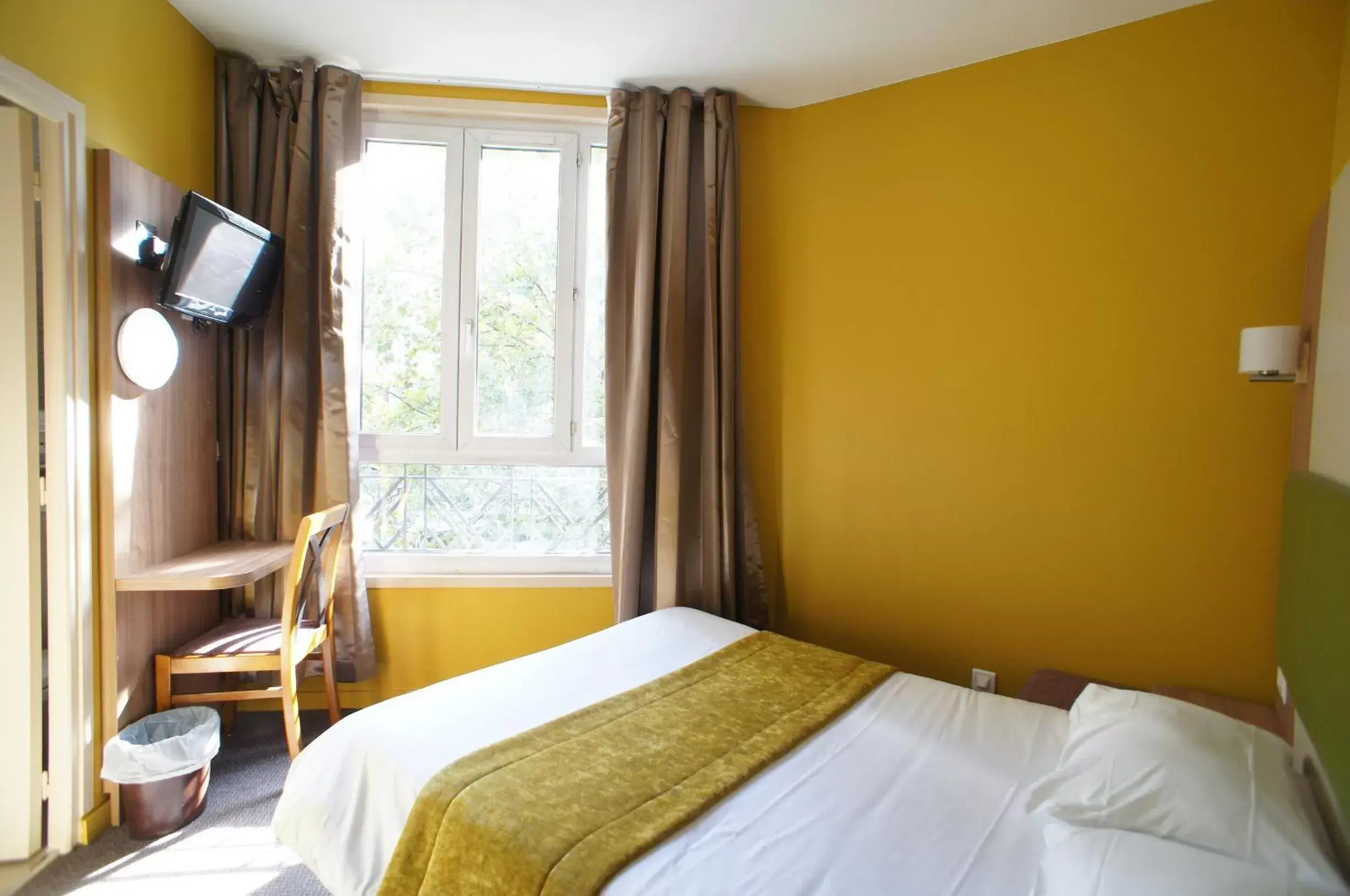 Photo of the whole room, Bed in Hôtel De France