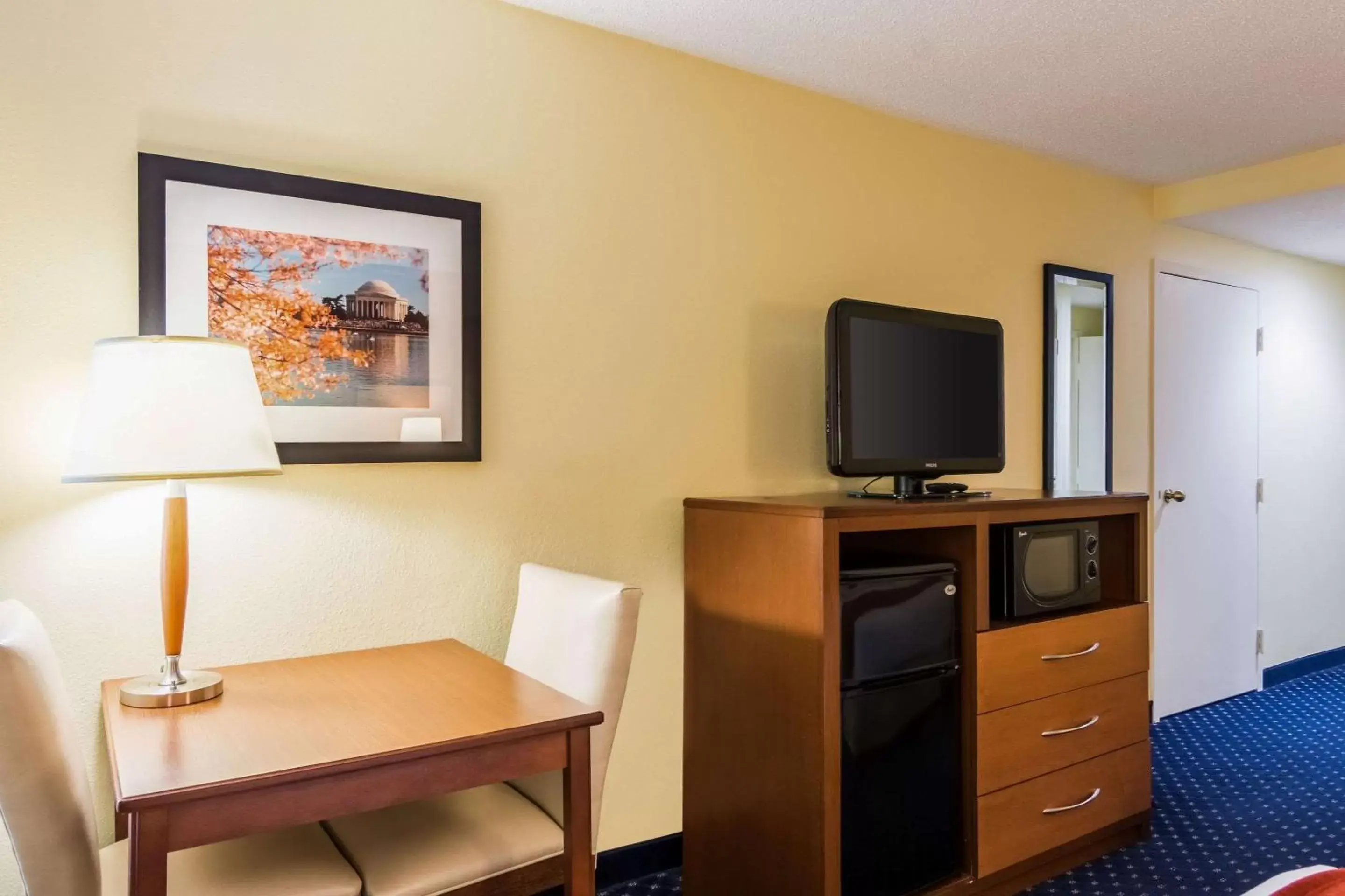 Photo of the whole room, TV/Entertainment Center in Comfort Inn Washington DC Joint Andrews AFB