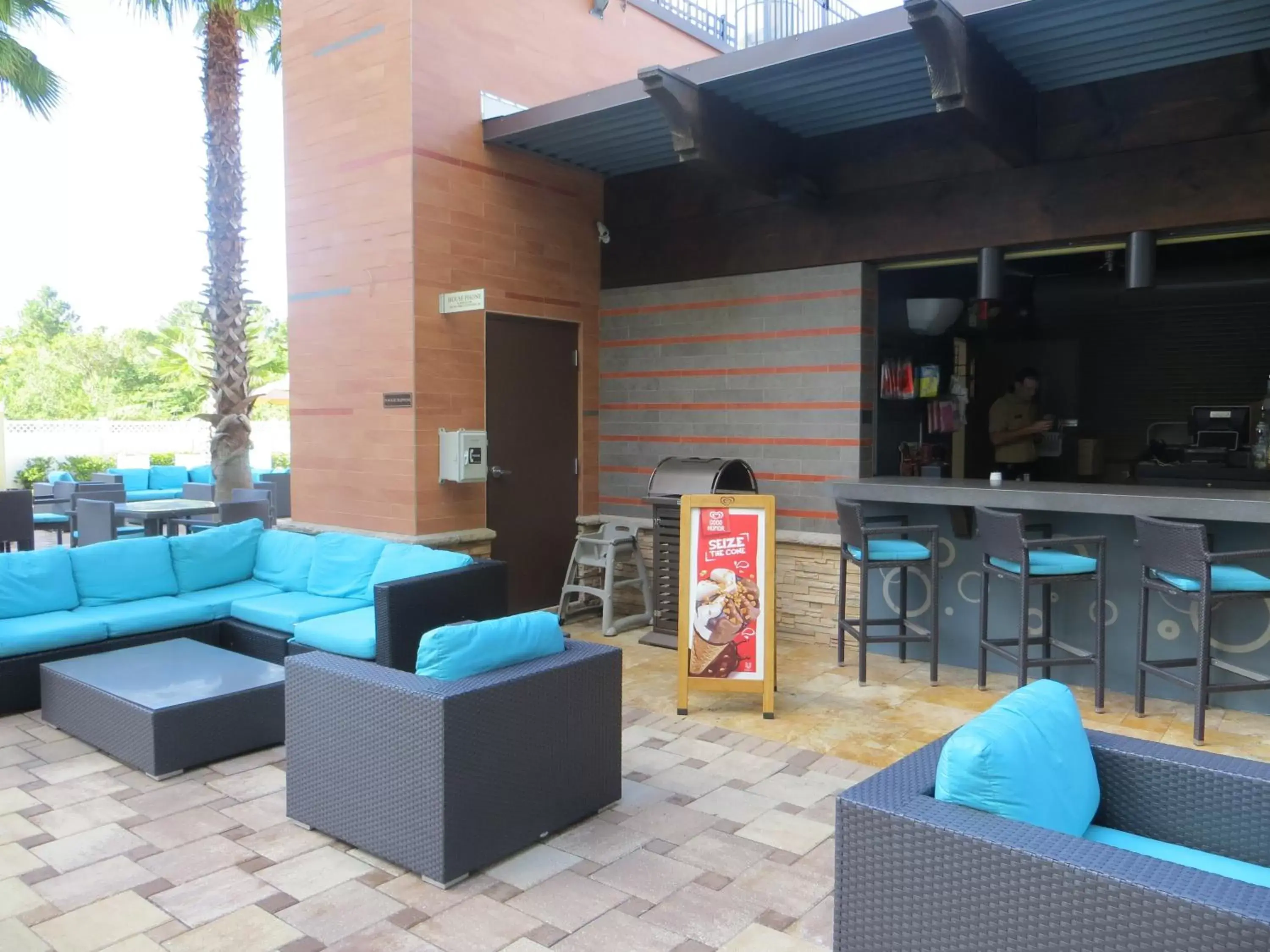 Balcony/Terrace, Lounge/Bar in The Point Hotel & Suites Universal